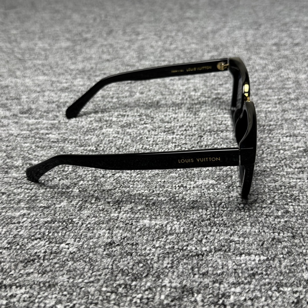 LOUIS VUITTON Sunglasses Plastic Black (Z2090E)