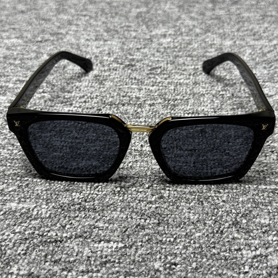 LOUIS VUITTON Sunglasses Plastic Black (Z2090E)