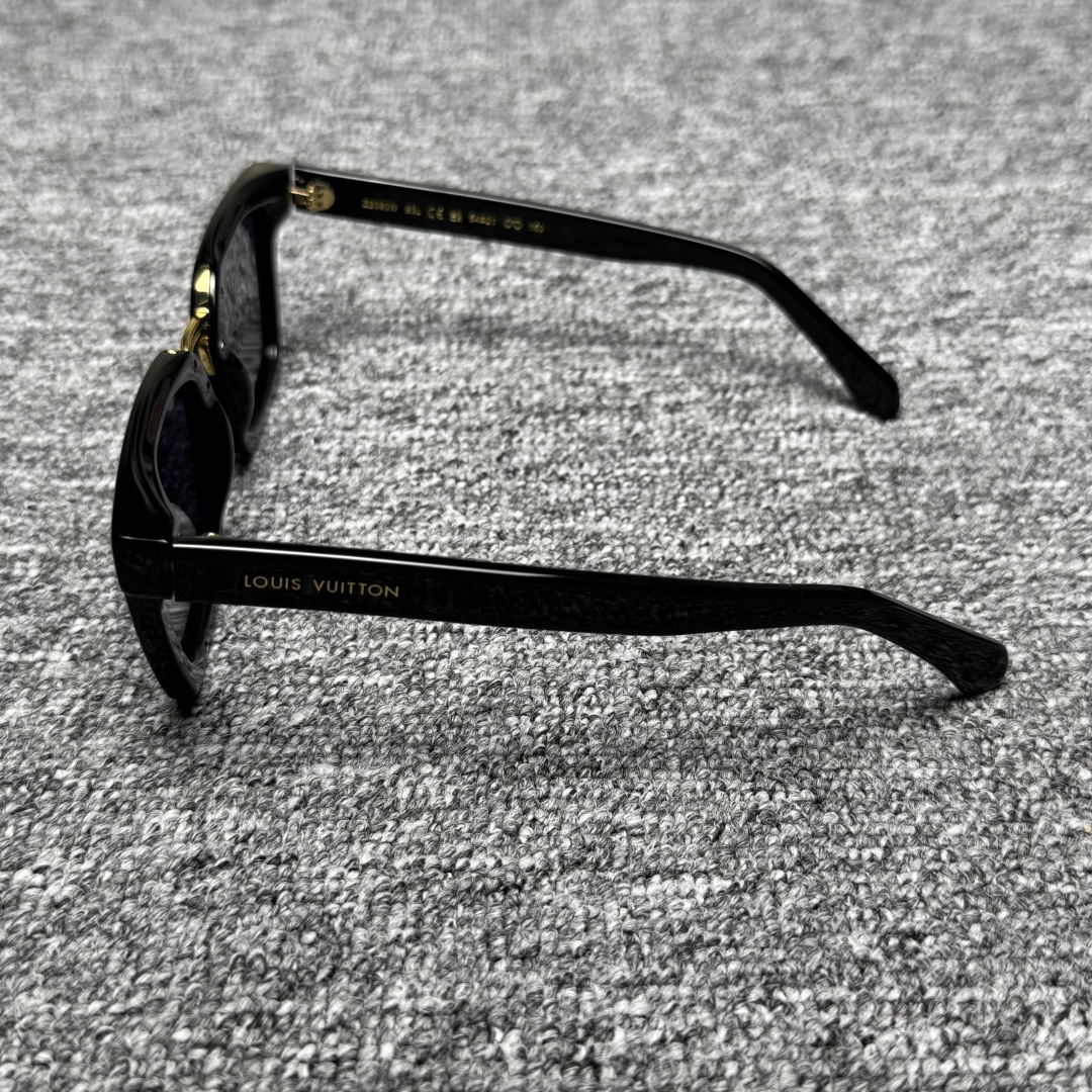 LOUIS VUITTON Sunglasses Plastic Black (Z2090E)