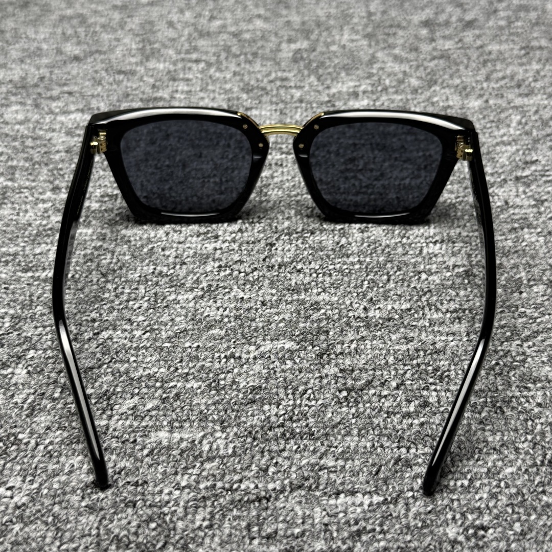 LOUIS VUITTON Sunglasses Plastic Black (Z2090E)