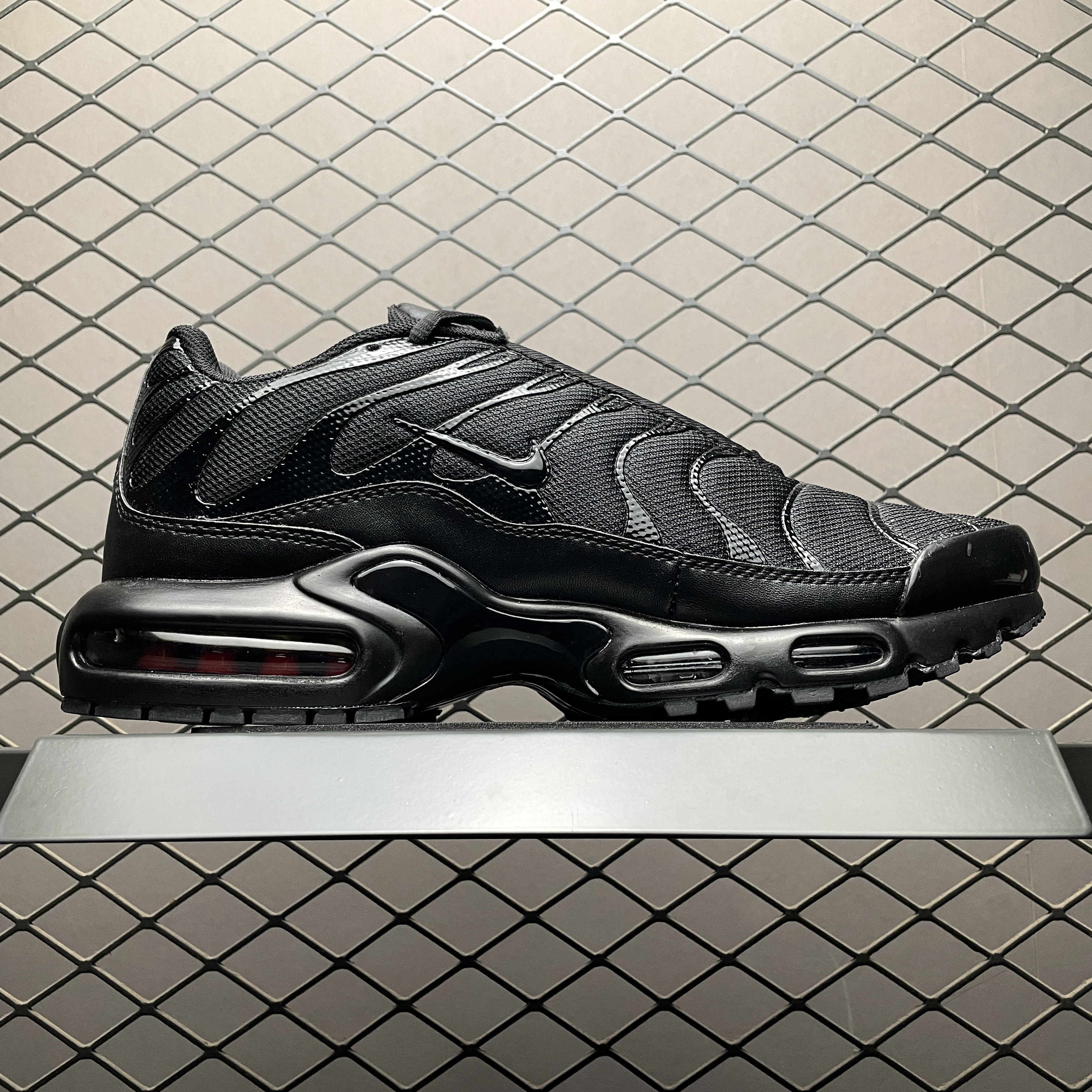 Nike Air Max Plus "Triple Black" (604133-050)
