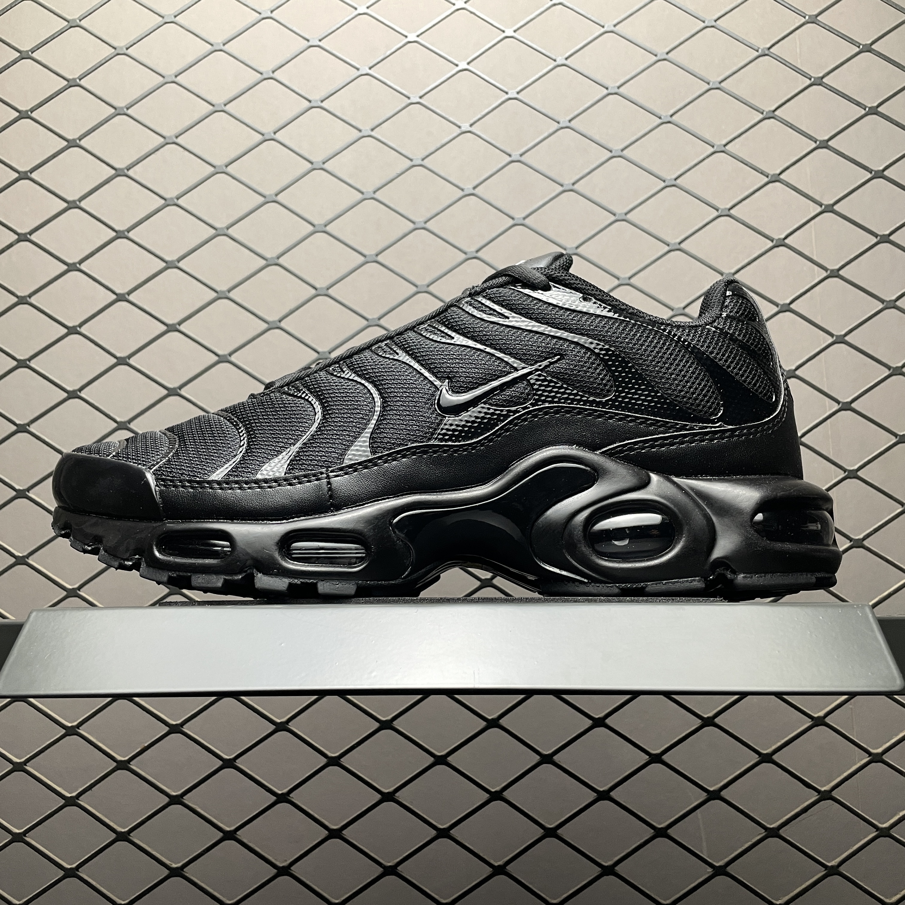 Nike Air Max Plus "Triple Black" (604133-050)