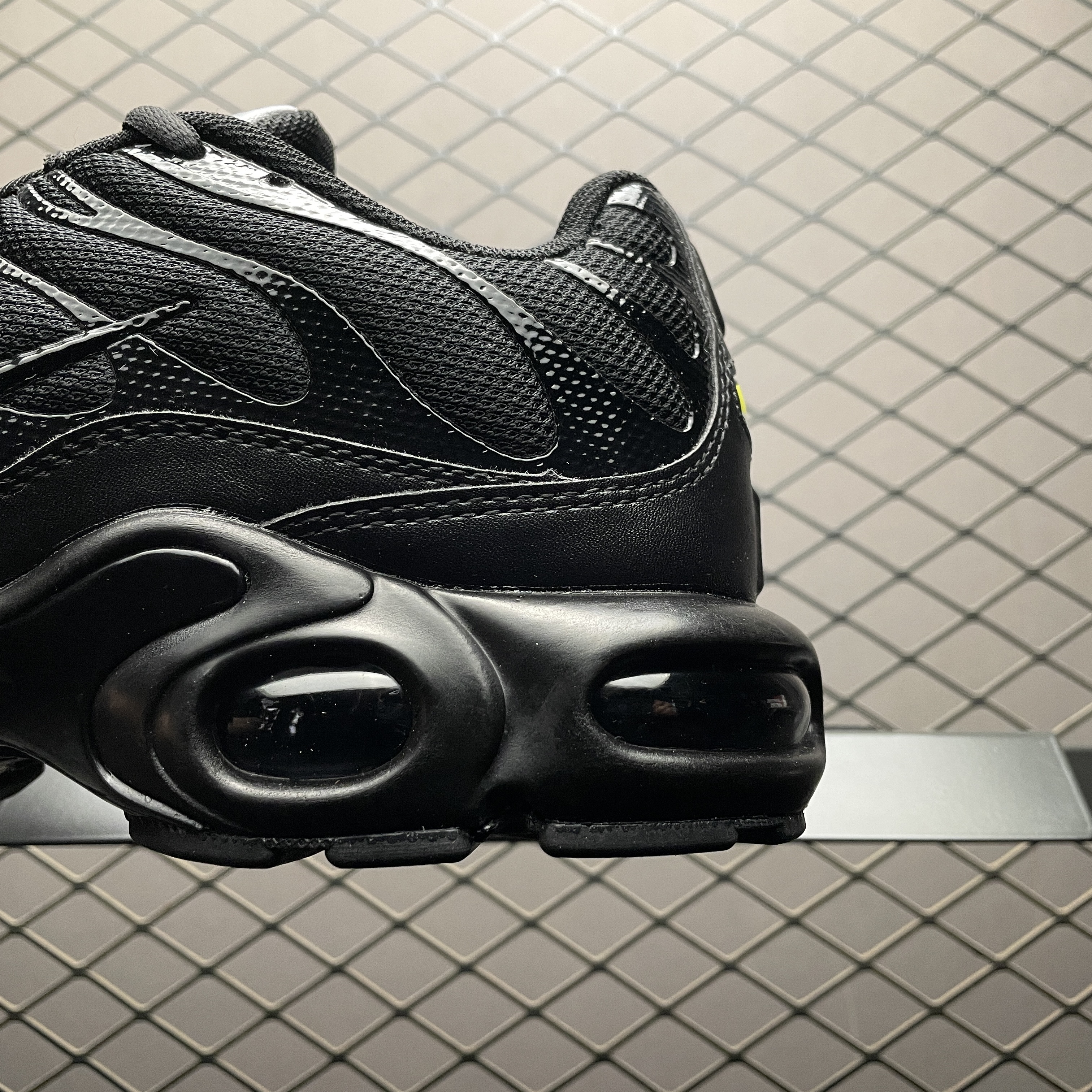 Nike Air Max Plus "Triple Black" (604133-050)