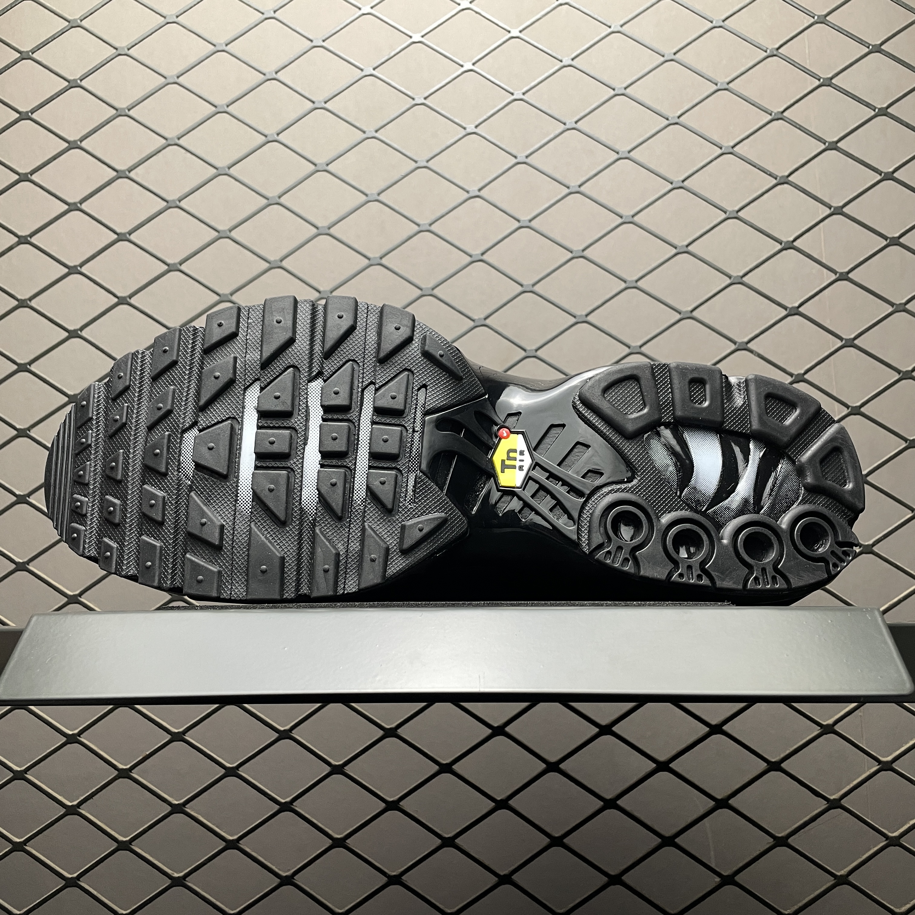 Nike Air Max Plus "Triple Black" (604133-050)