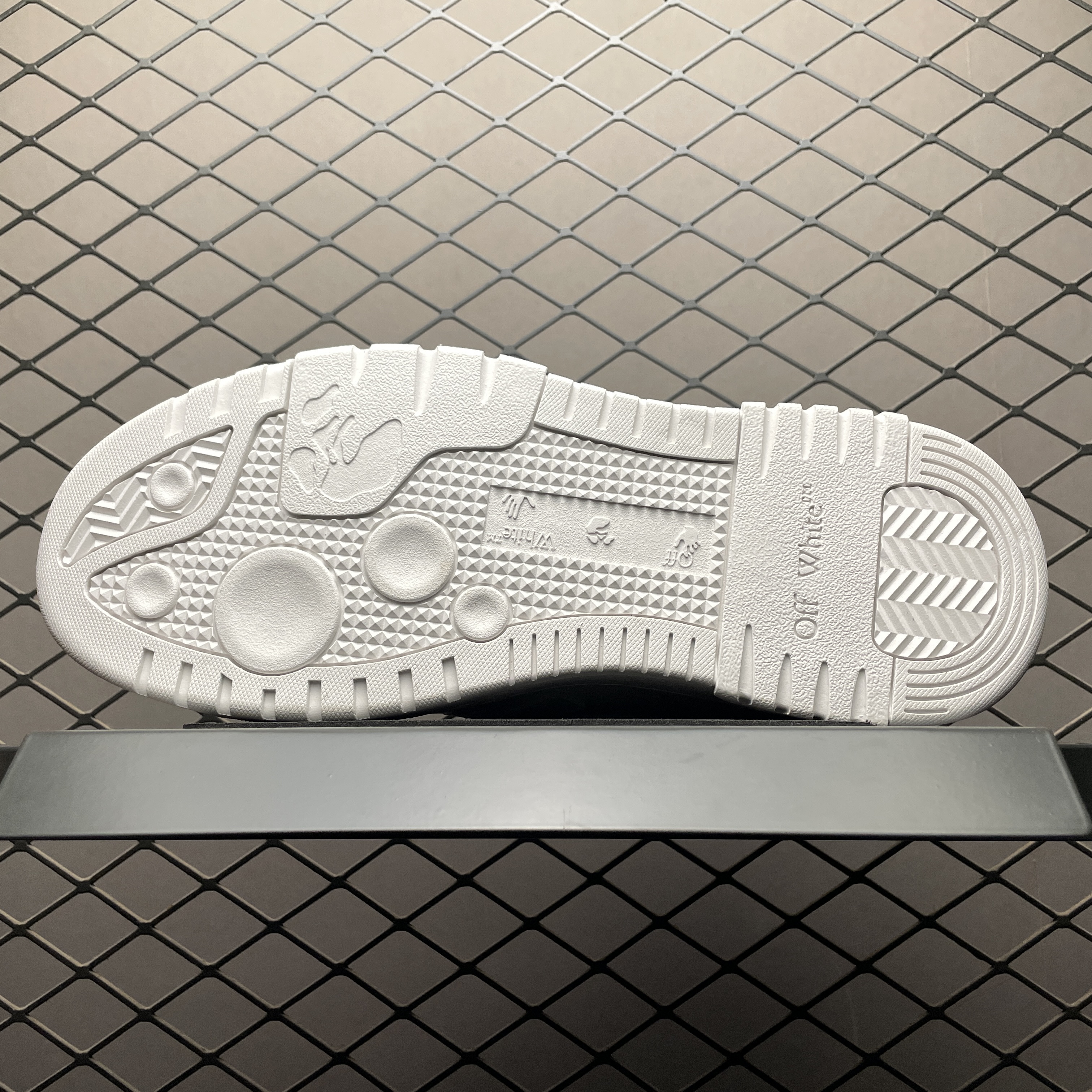 OFF-WHITE Out Of Office OOO Low Tops Animation (OMIA189S25LEA00D0145)