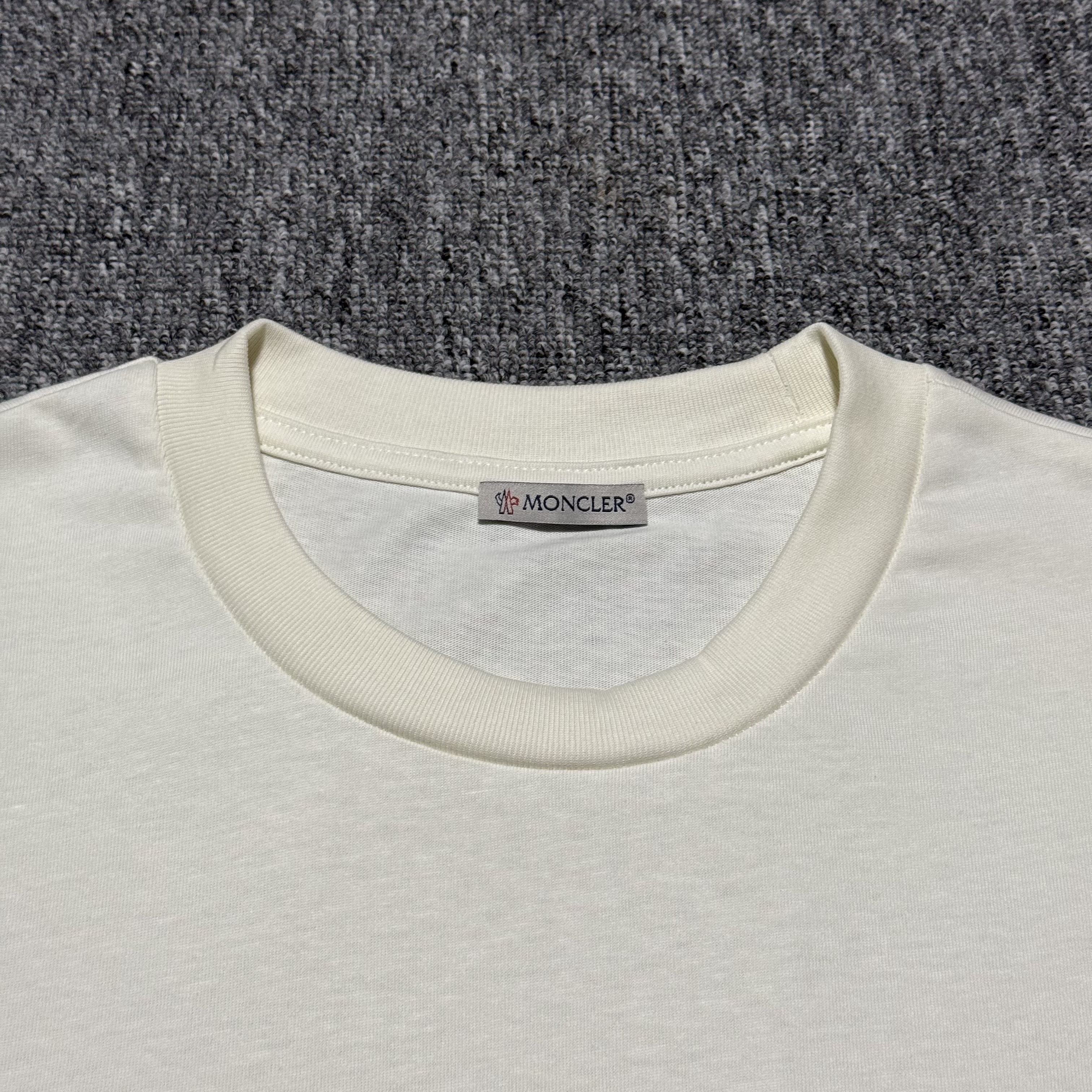 Moncler White Logo Cotton T-shirt（K10918C0001189AJS034）