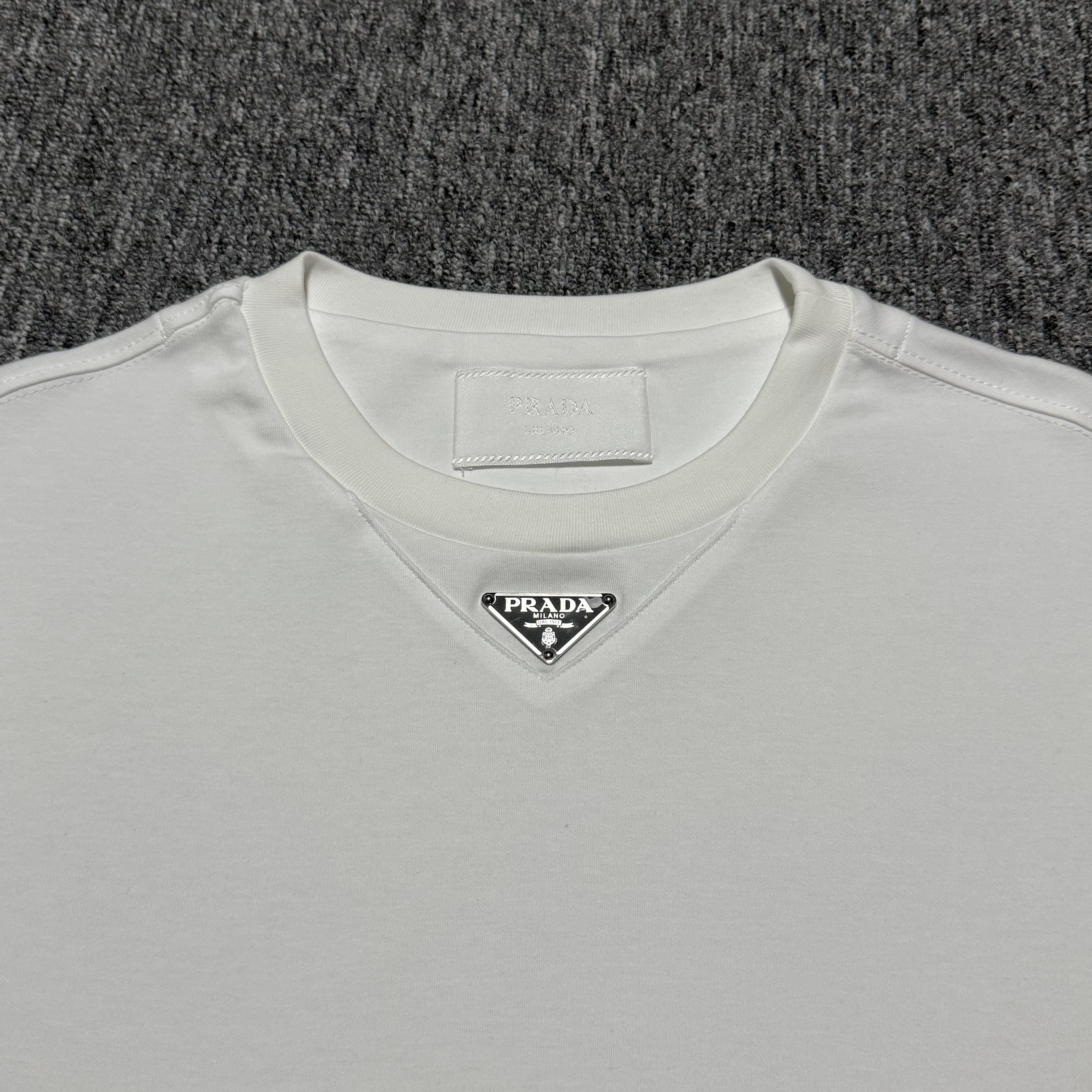 PRADA Cotton short sleeve T-shirt  (POIZON240514148）