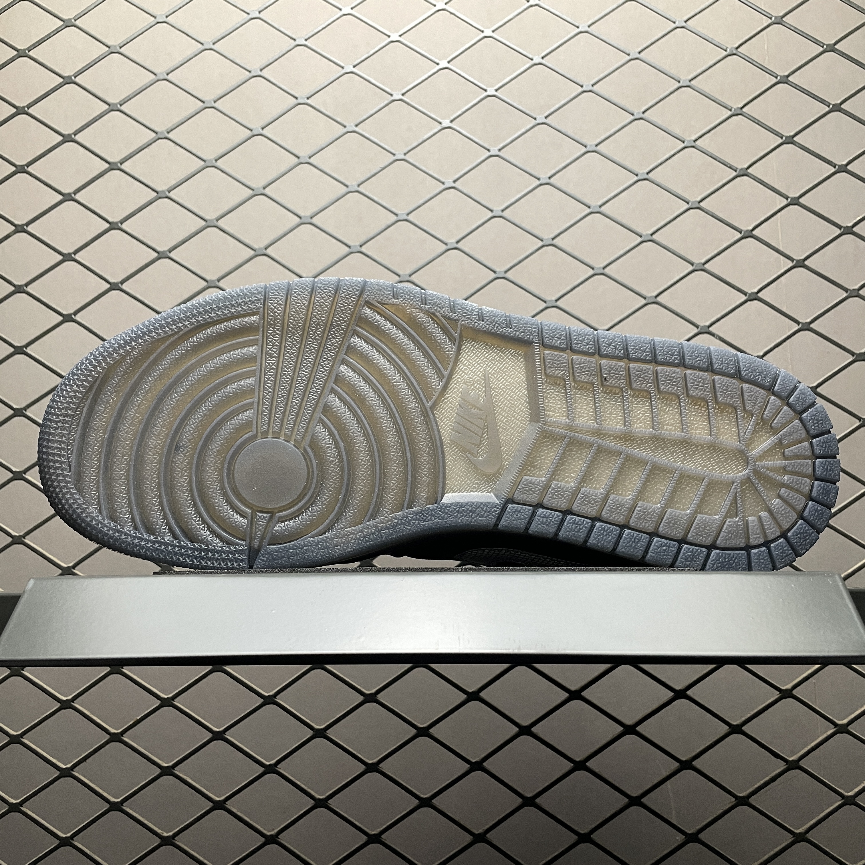 Nike Air Jordan 1 Low "Dark Gum Soles"（HV5968-001）