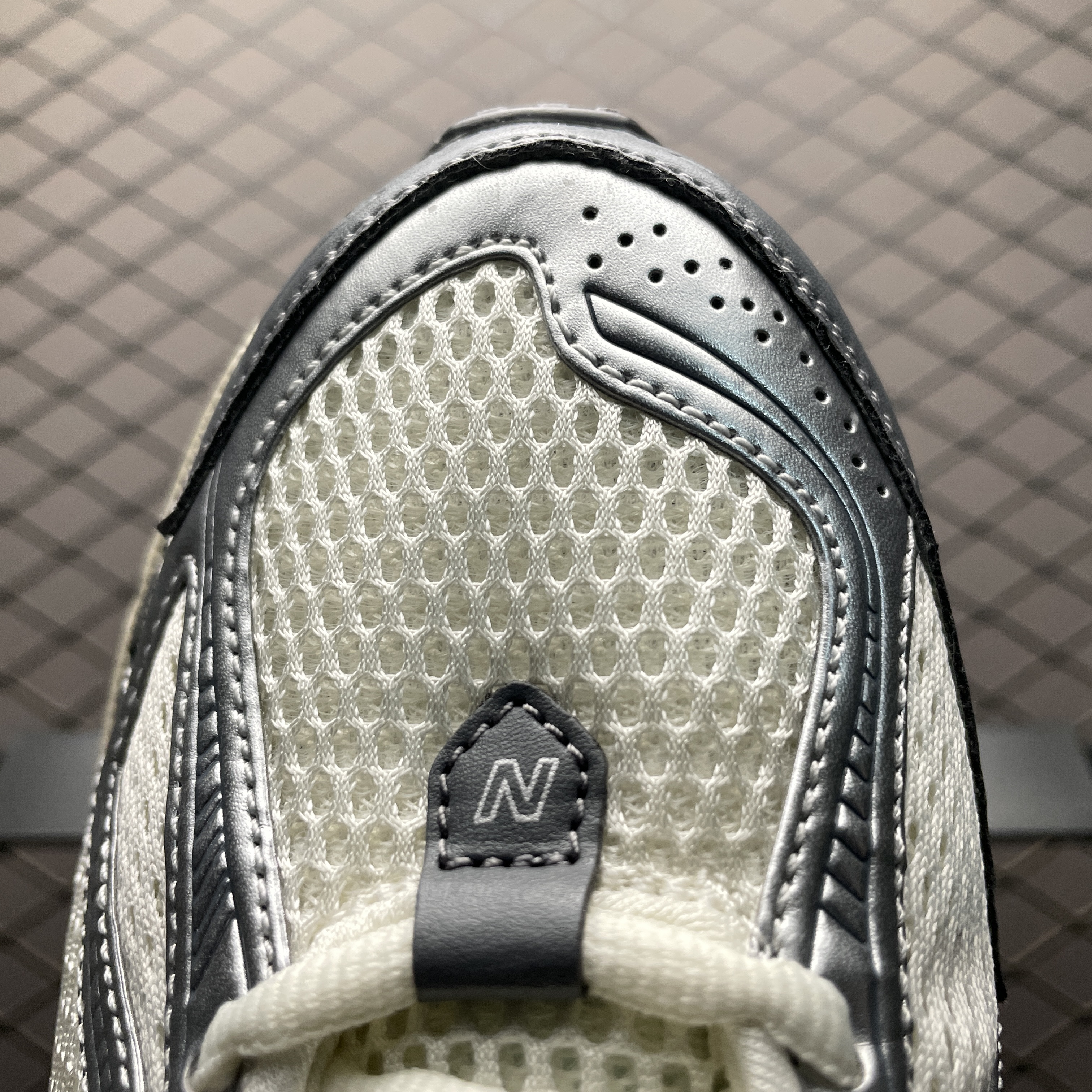 New Balance 1906R "Silver/Grey" (M1906RFS）