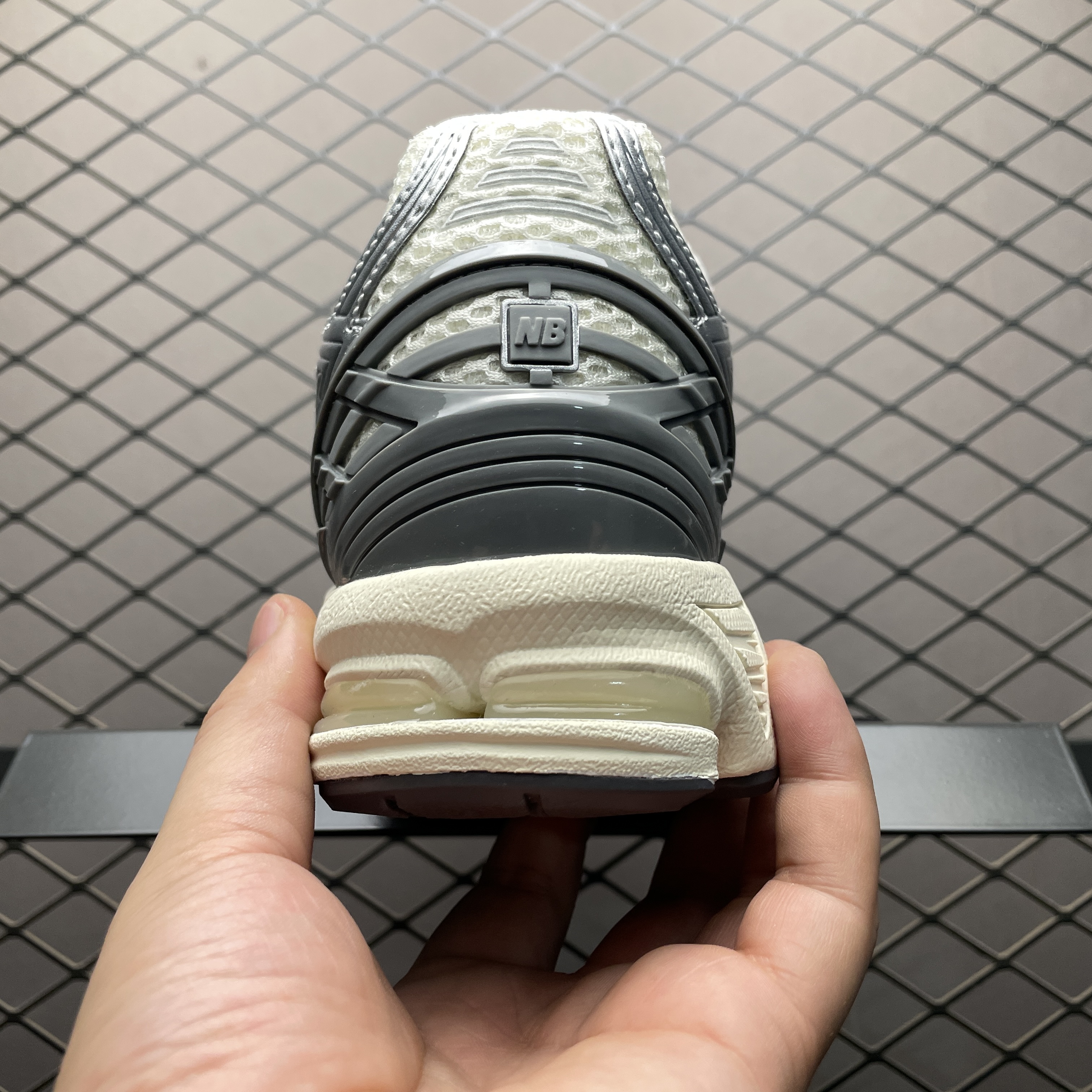 New Balance 1906R "Silver/Grey" (M1906RFS）