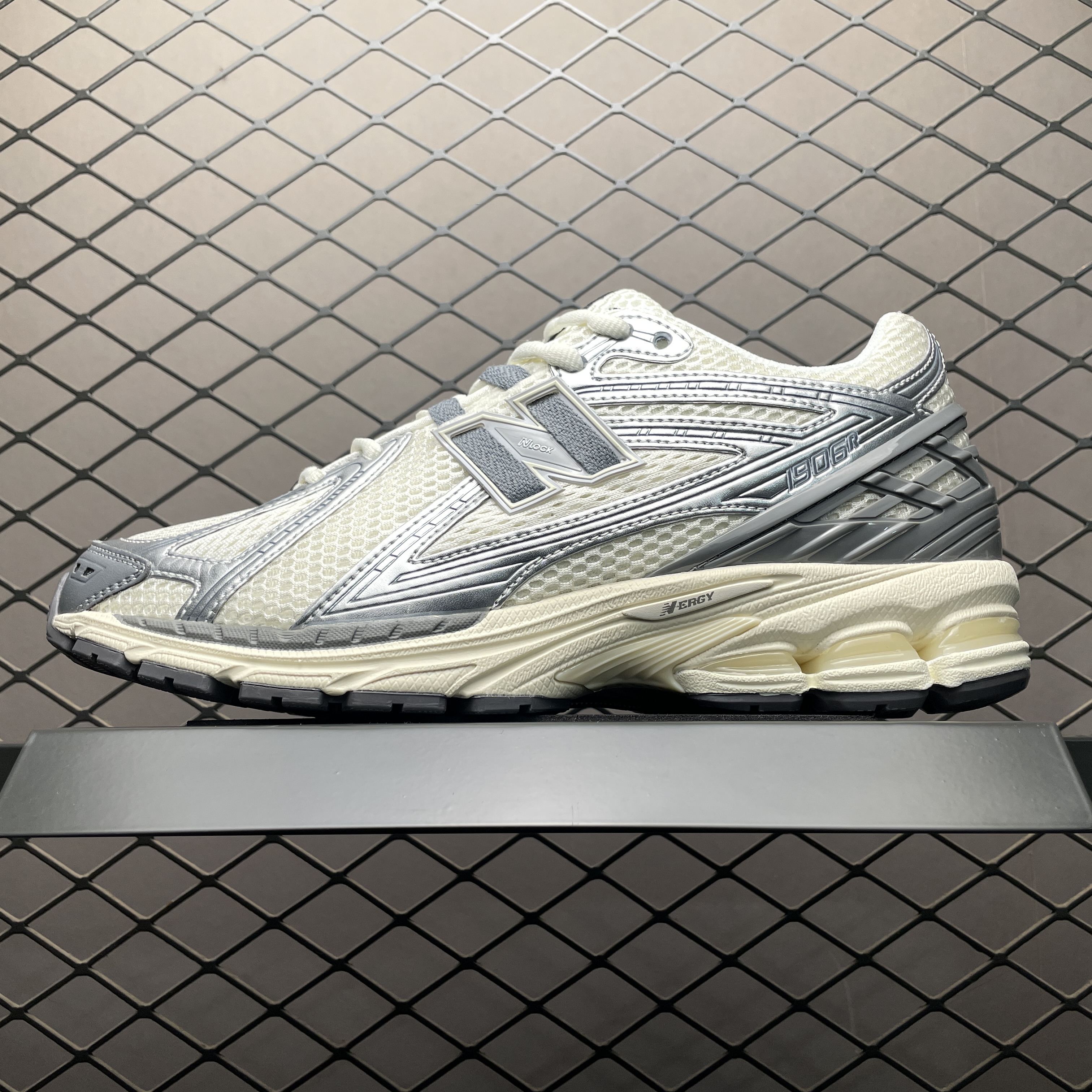 New Balance 1906R "Silver/Grey" (M1906RFS）