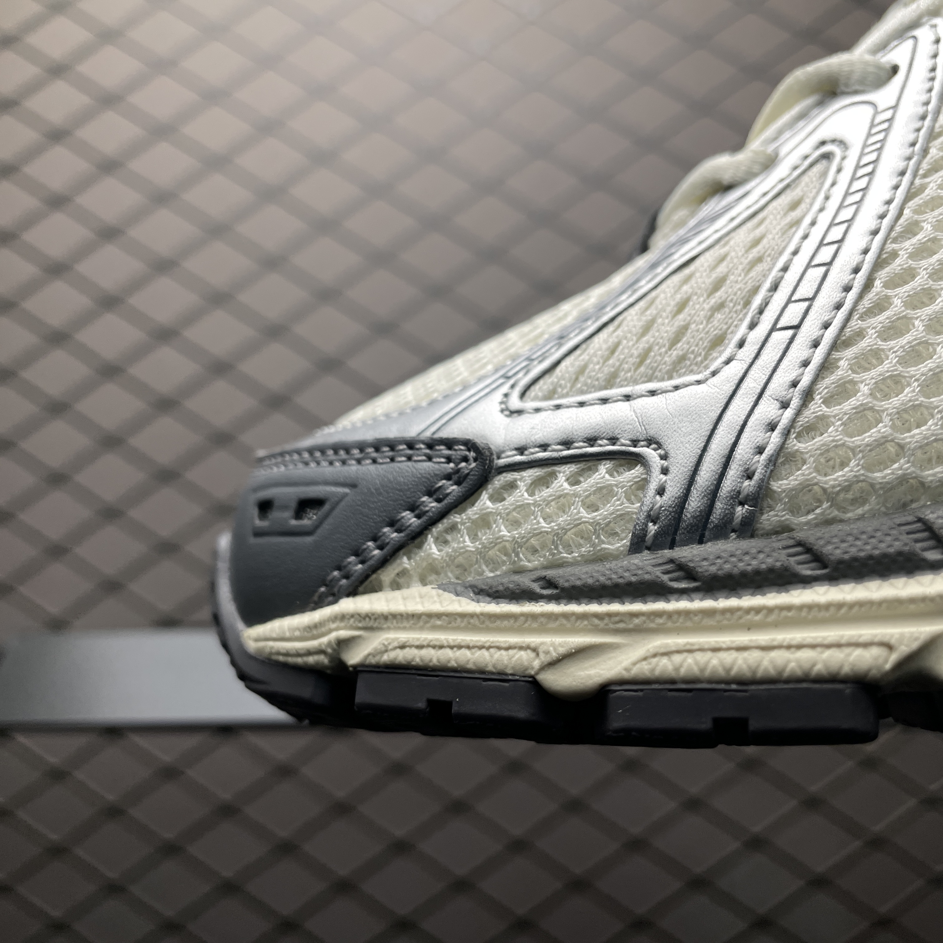 New Balance 1906R "Silver/Grey" (M1906RFS）