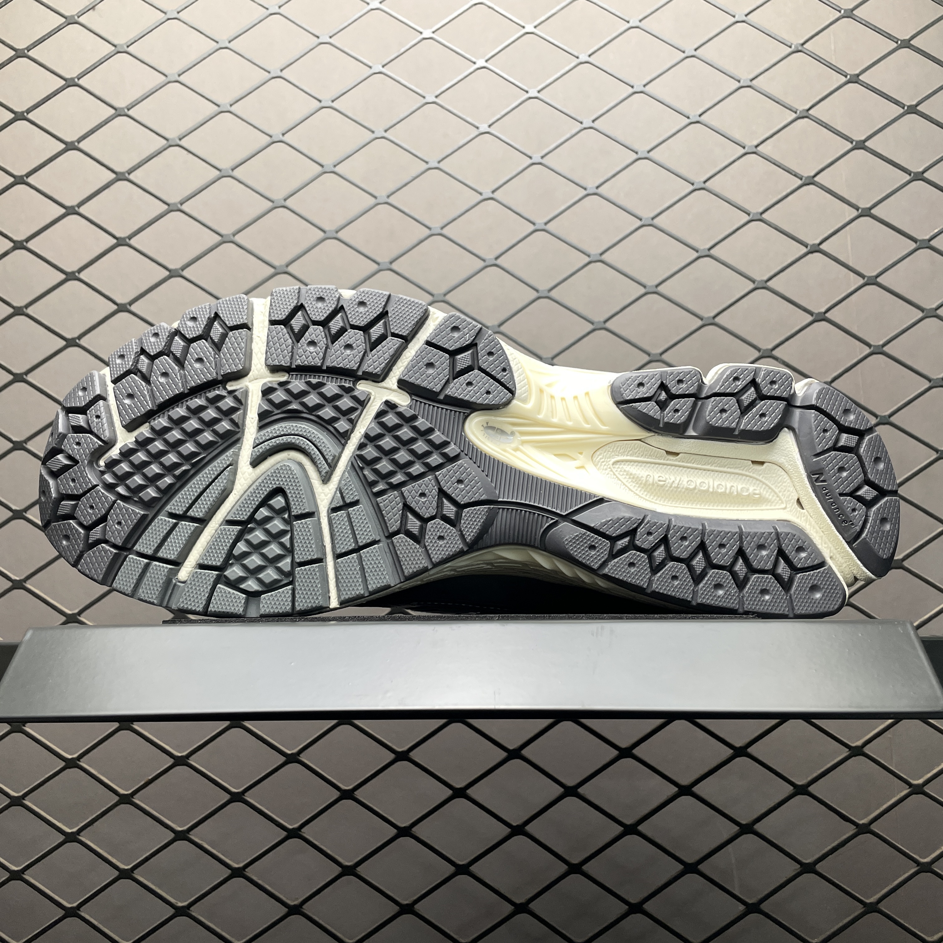 New Balance 1906R "Silver/Grey" (M1906RFS）