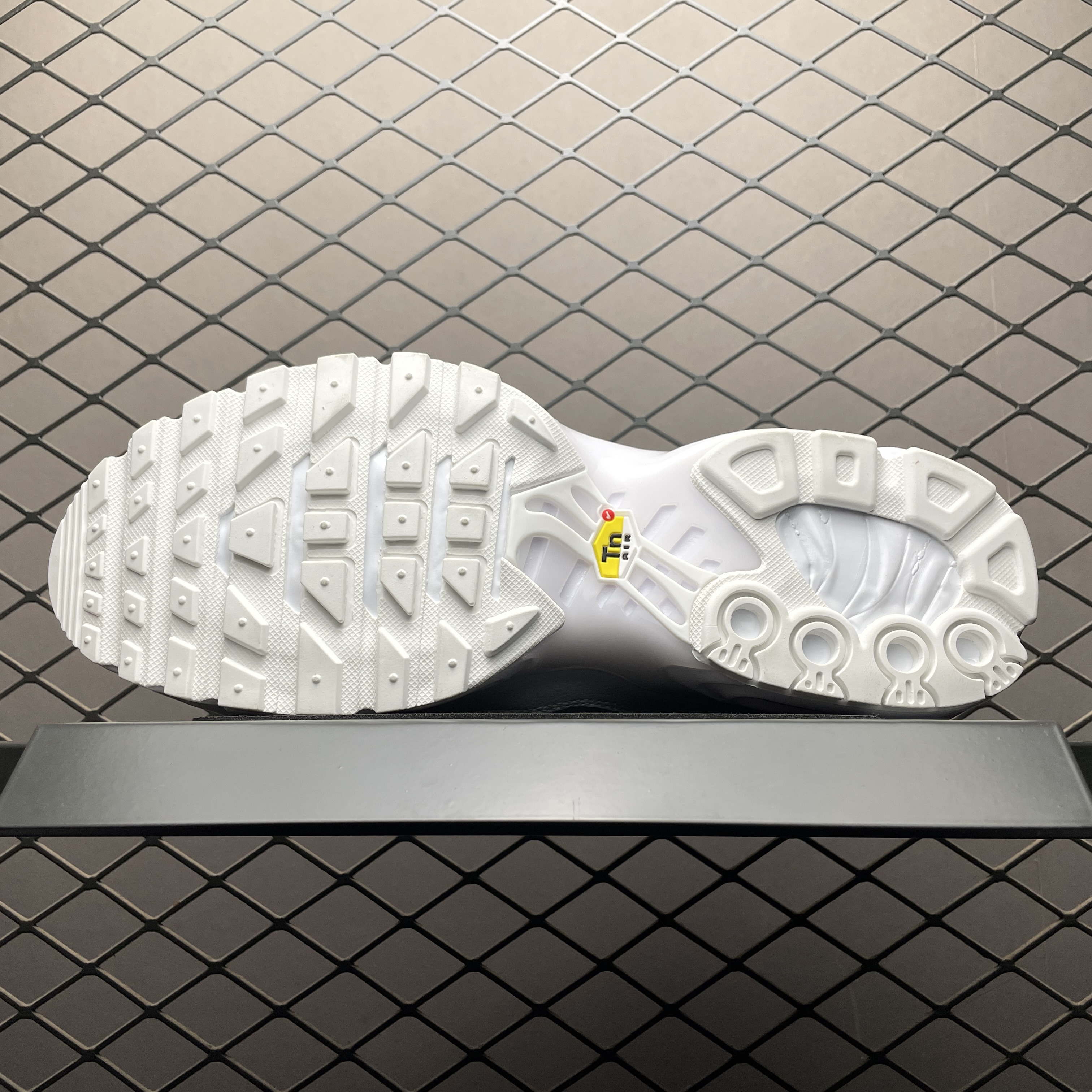 Nike Air Max Plus 'Triple White' (DM2362-100)