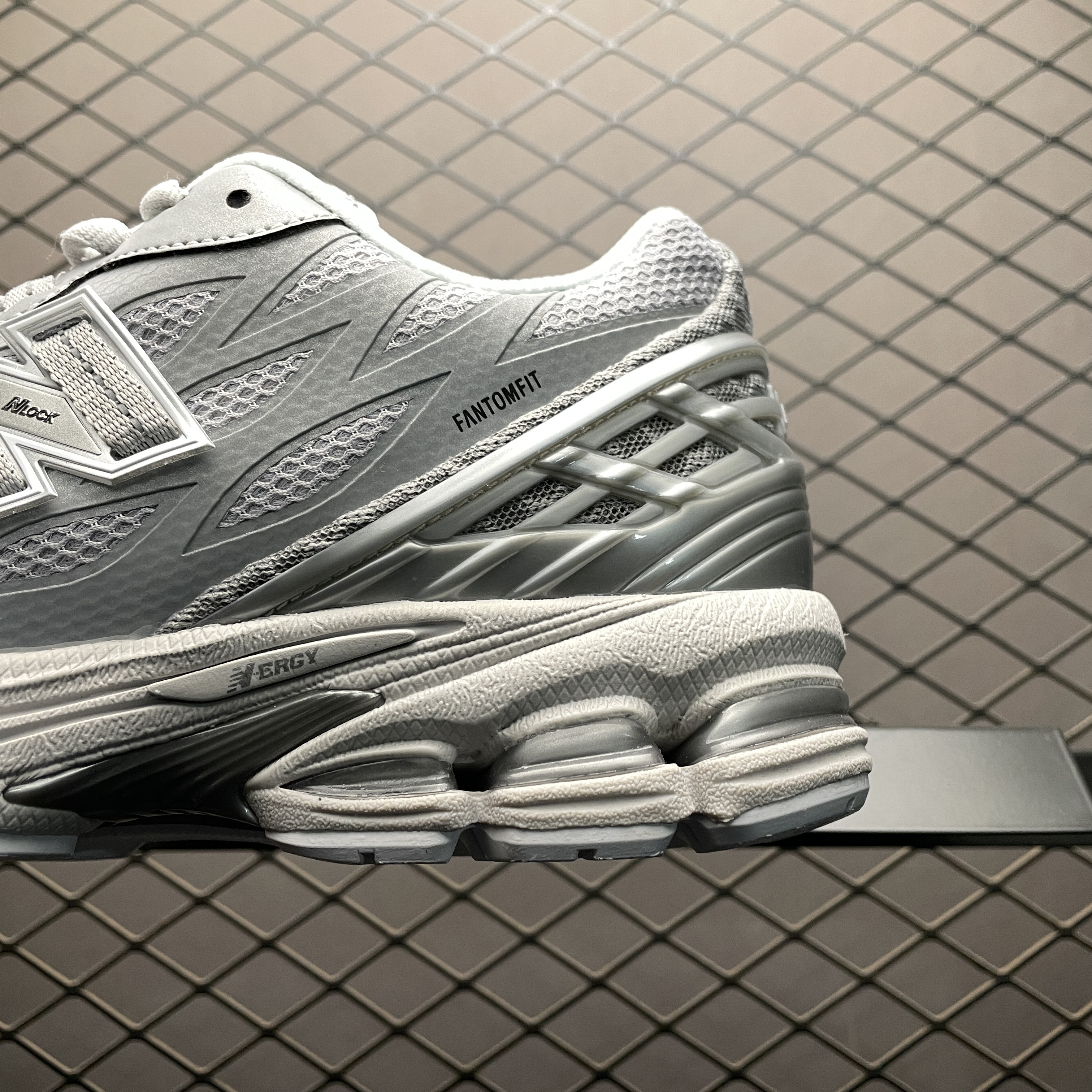 New Balance 1906W "Silver Metallic/White" (U1906WFE）