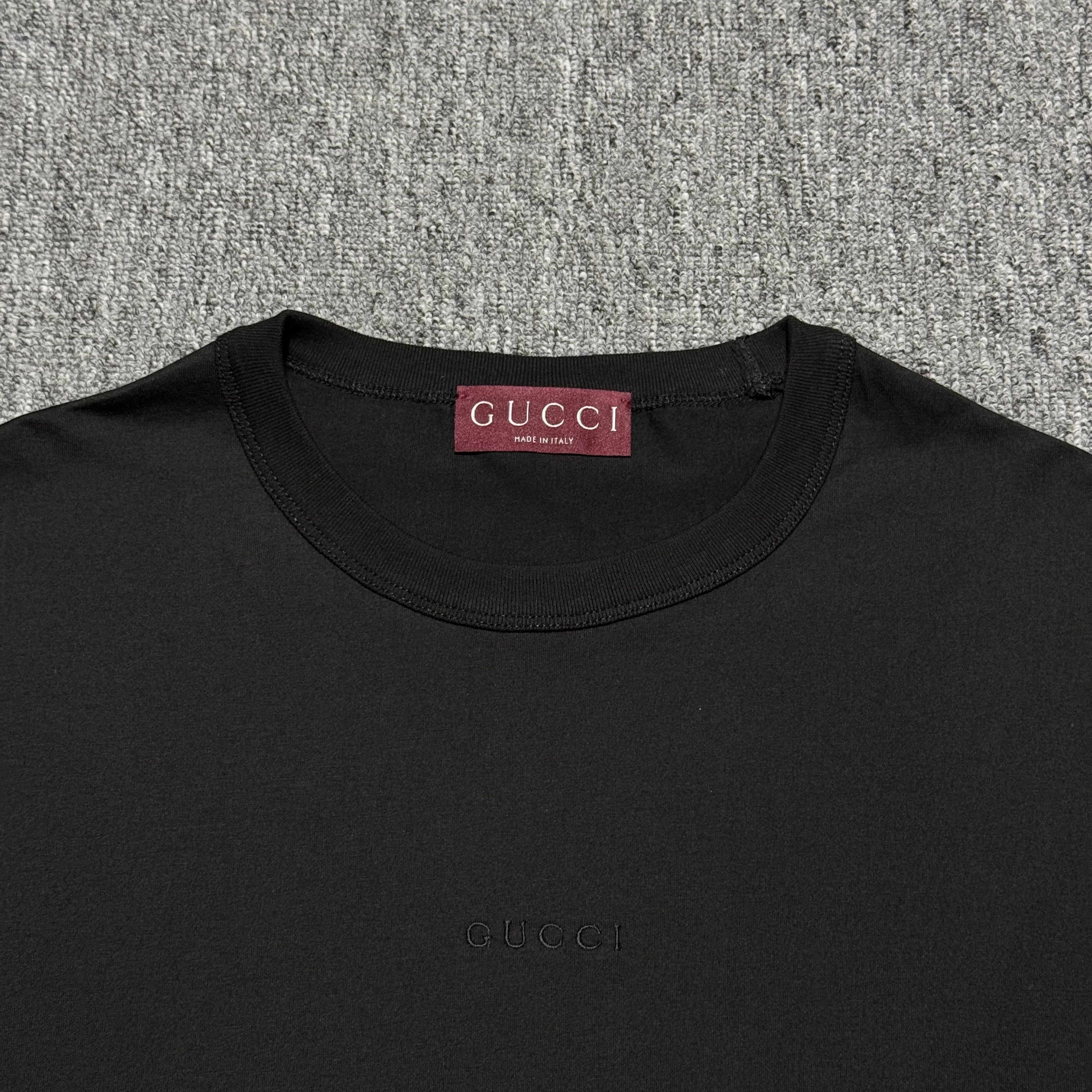 Gucci Black T-shirt with logo Gucci（798764-XJGYY-1000）
