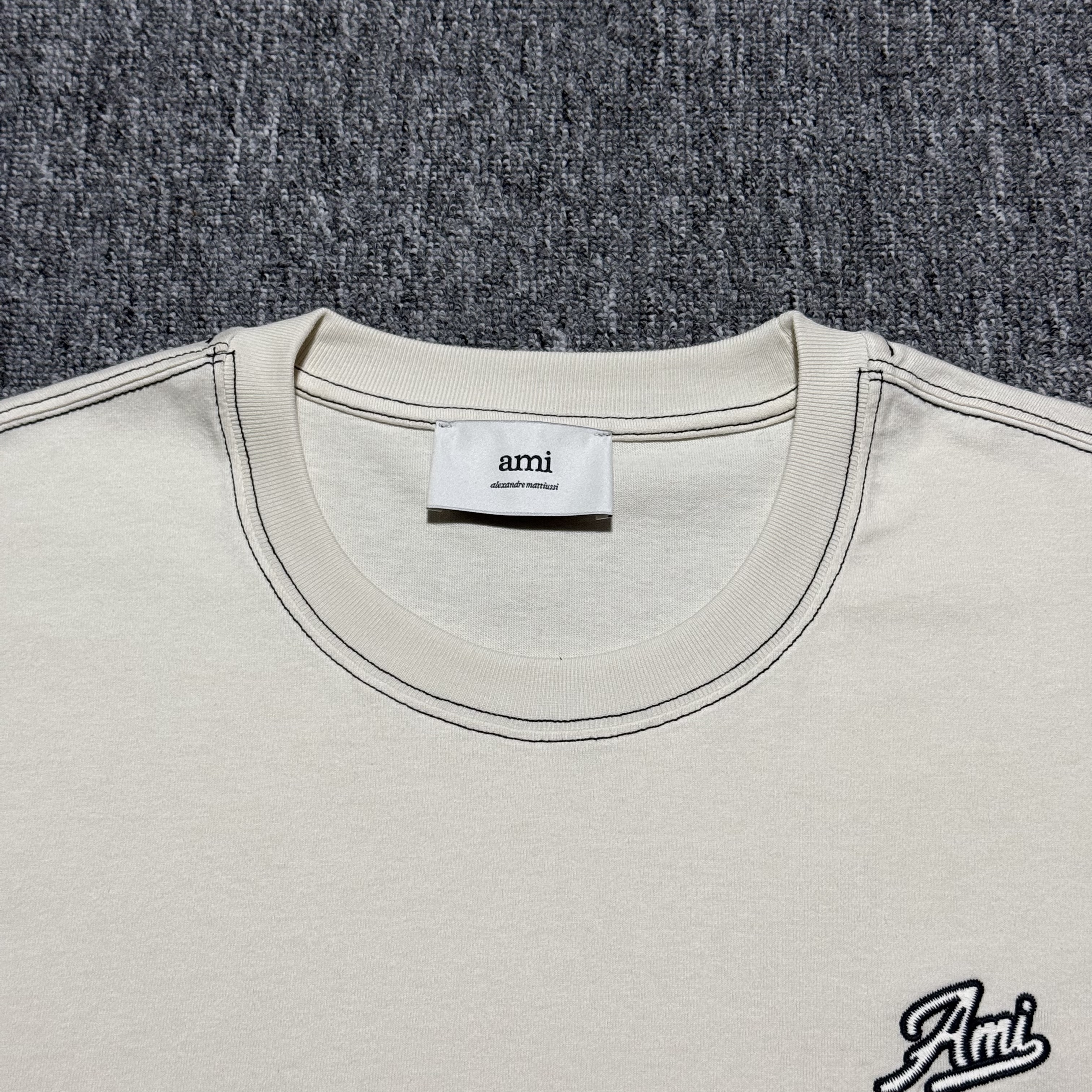 WHITE CREAM Ami Signature T-shirt (HTS029-JE0118-136）