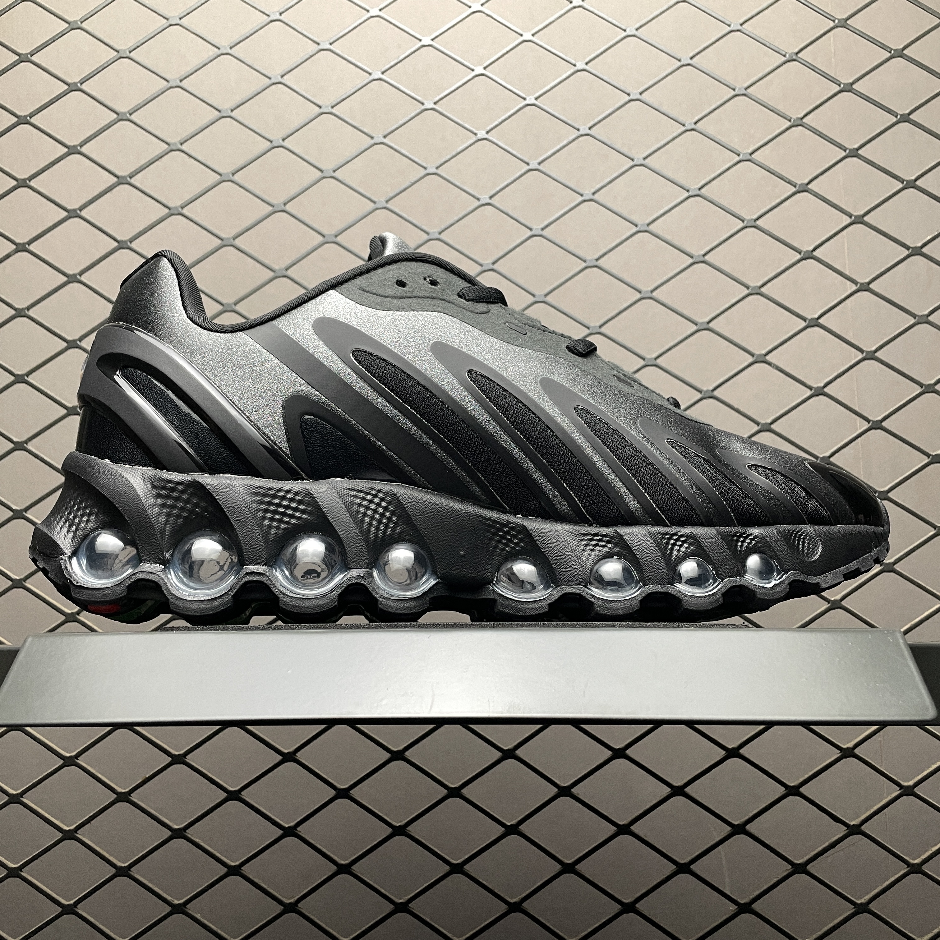 Nike  Air Max DN8 "Black/Metallic Dark Grey"（HF5509-002）