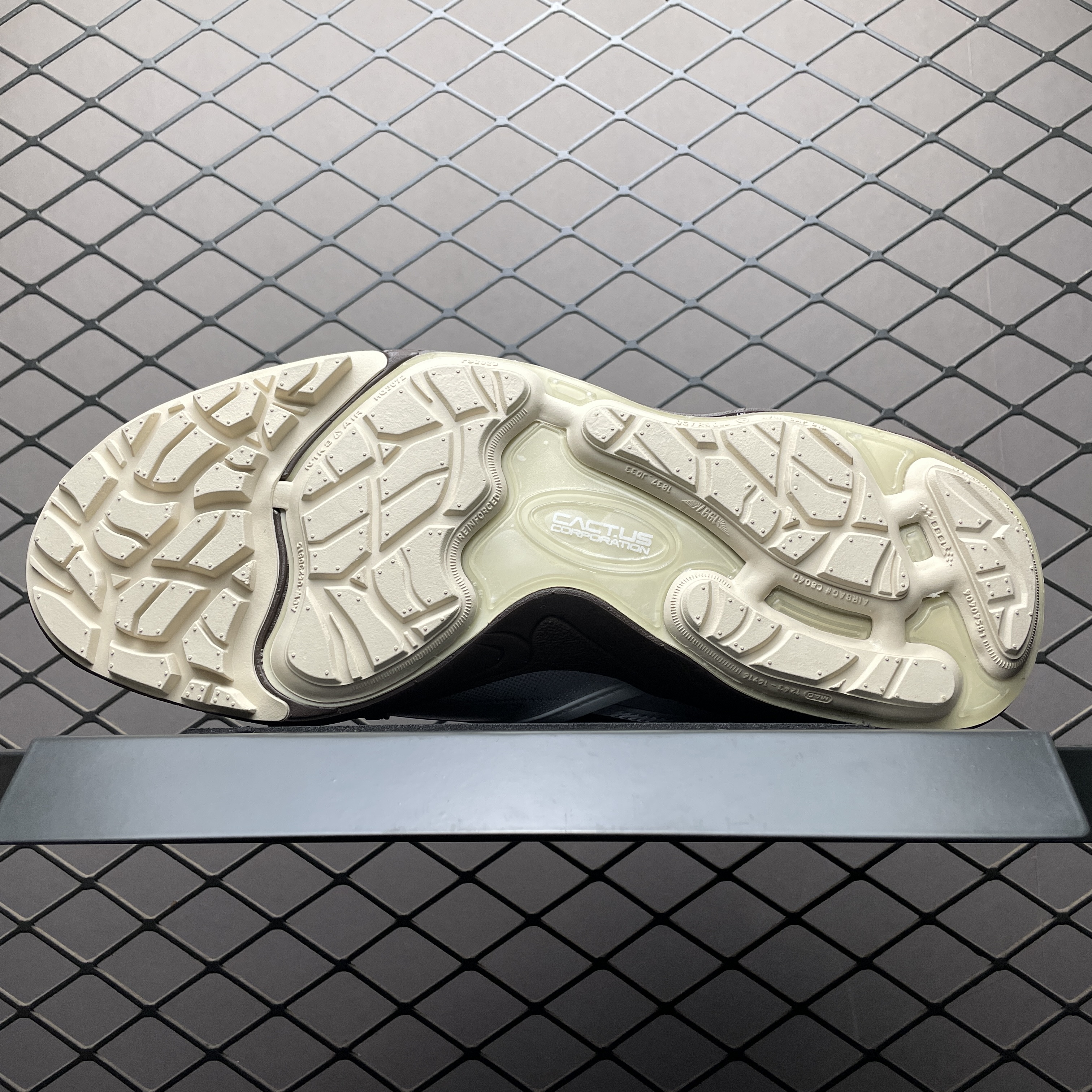 Travis Scott × Nike Zoom Field Jaxx "White and Light Chocolate"（HQ3073-100）