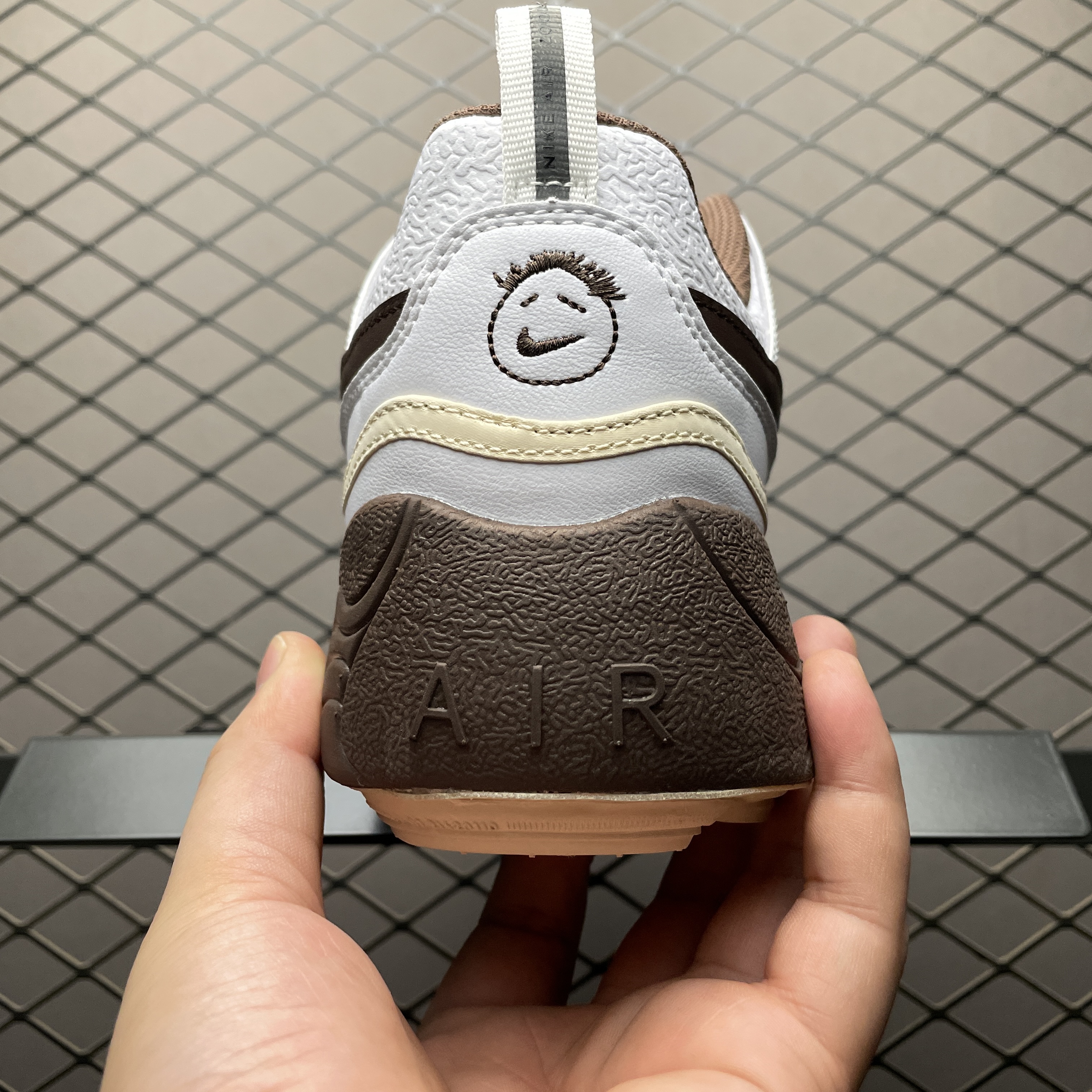 Travis Scott × Nike Zoom Field Jaxx "White and Light Chocolate"（HQ3073-100）