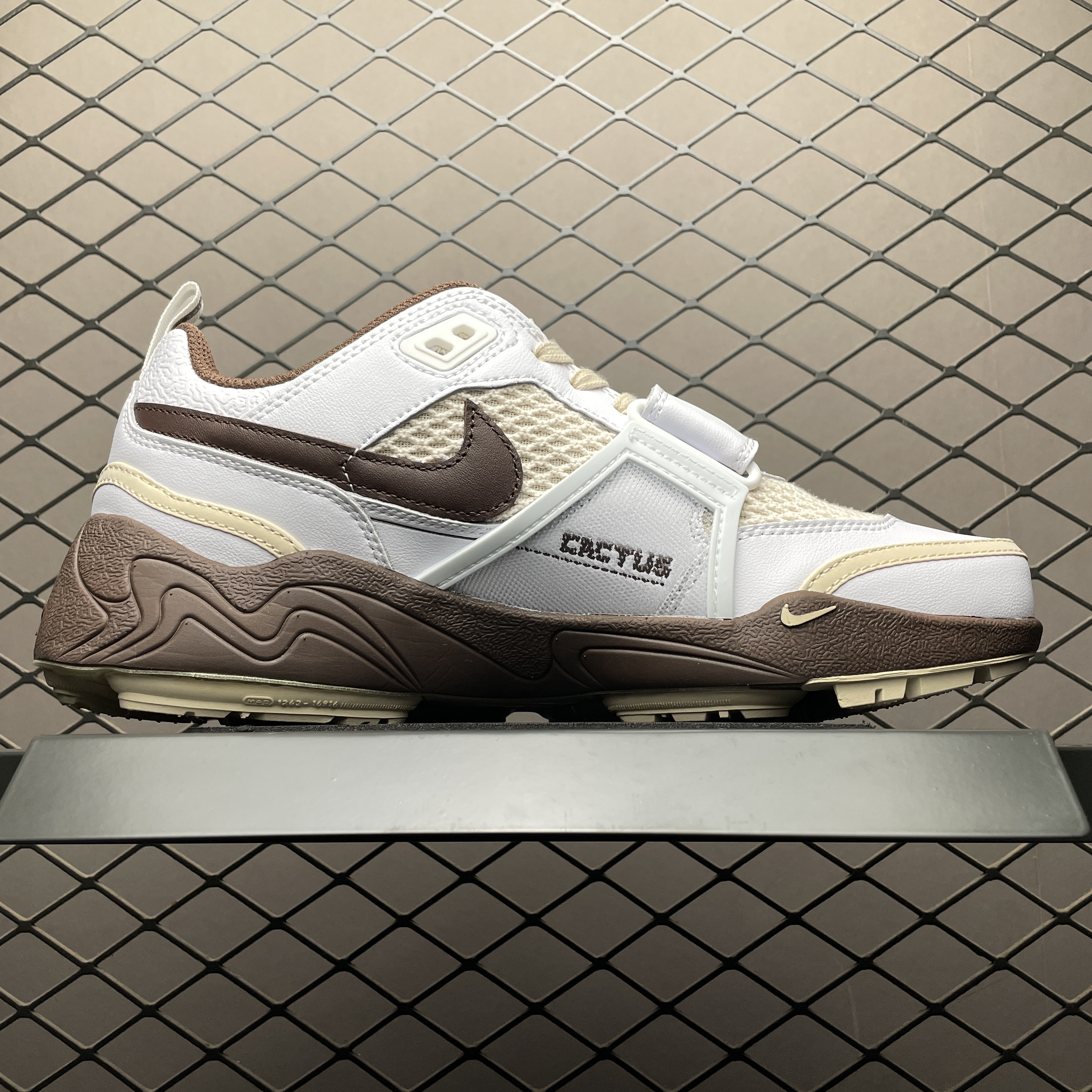 Travis Scott × Nike Zoom Field Jaxx "White and Light Chocolate"（HQ3073-100）
