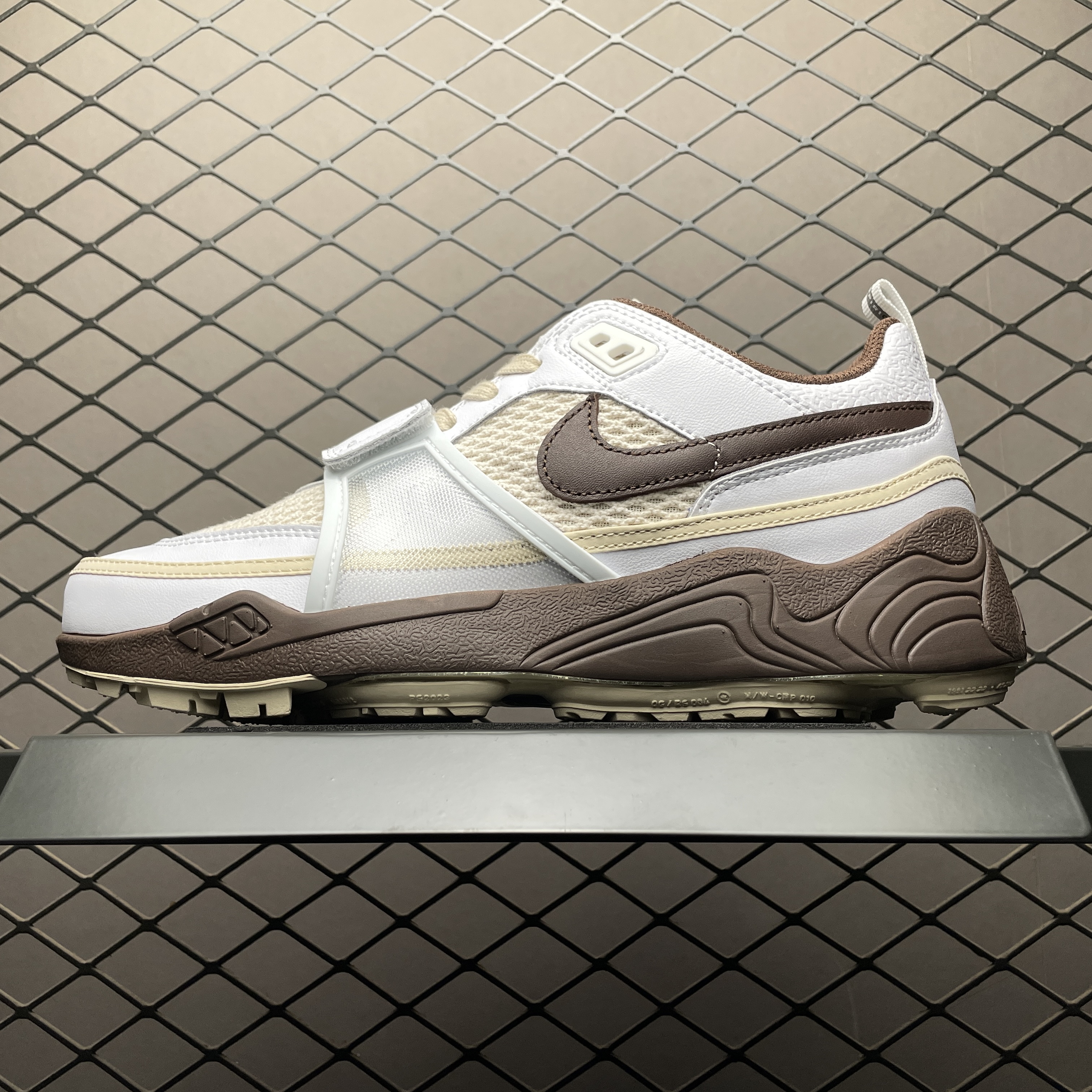 Travis Scott × Nike Zoom Field Jaxx "White and Light Chocolate"（HQ3073-100）