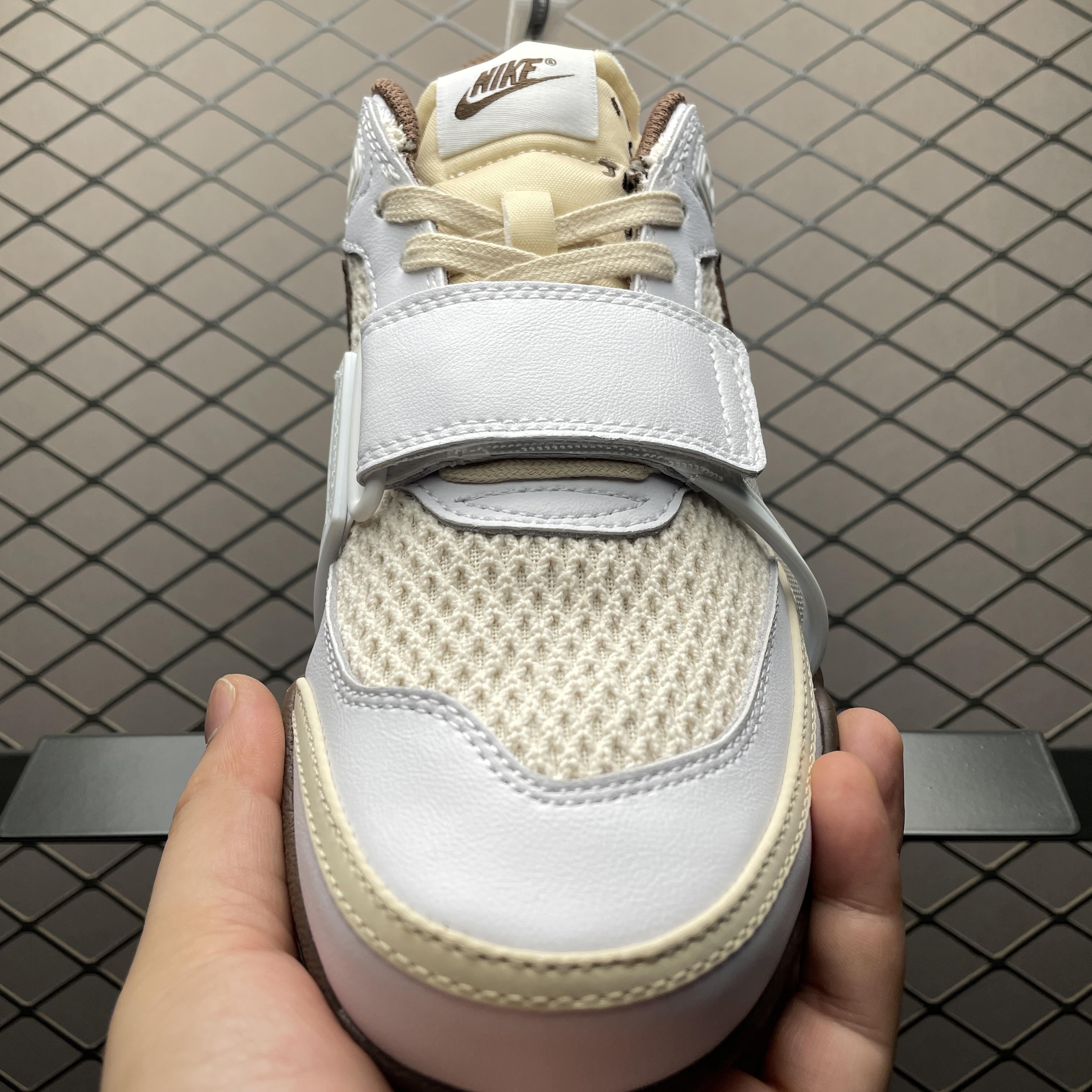 Travis Scott × Nike Zoom Field Jaxx "White and Light Chocolate"（HQ3073-100）