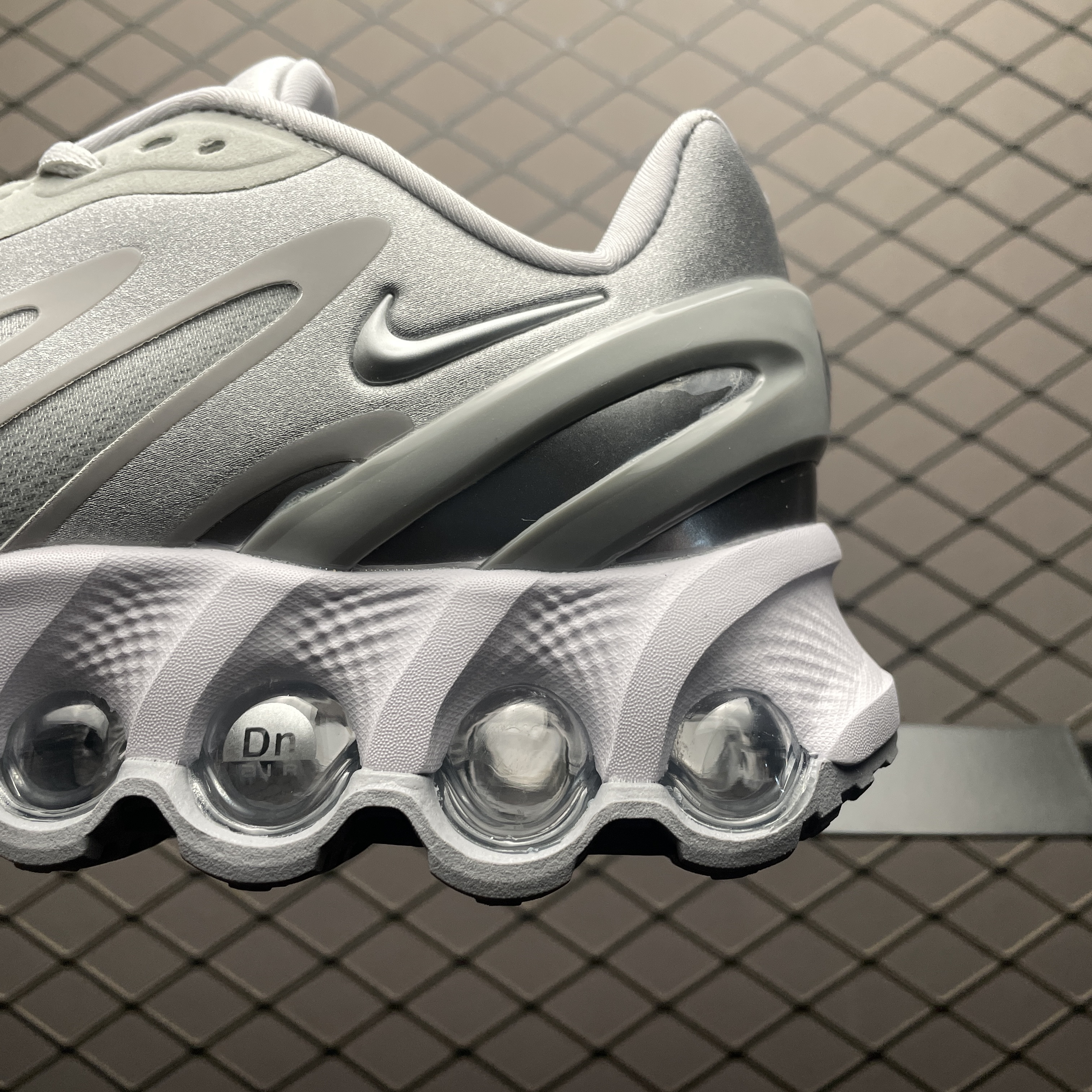 Nike Air Max DN8 "Wolf Grey/Off White/Off White/Metallic Silver"（HF5509-001）