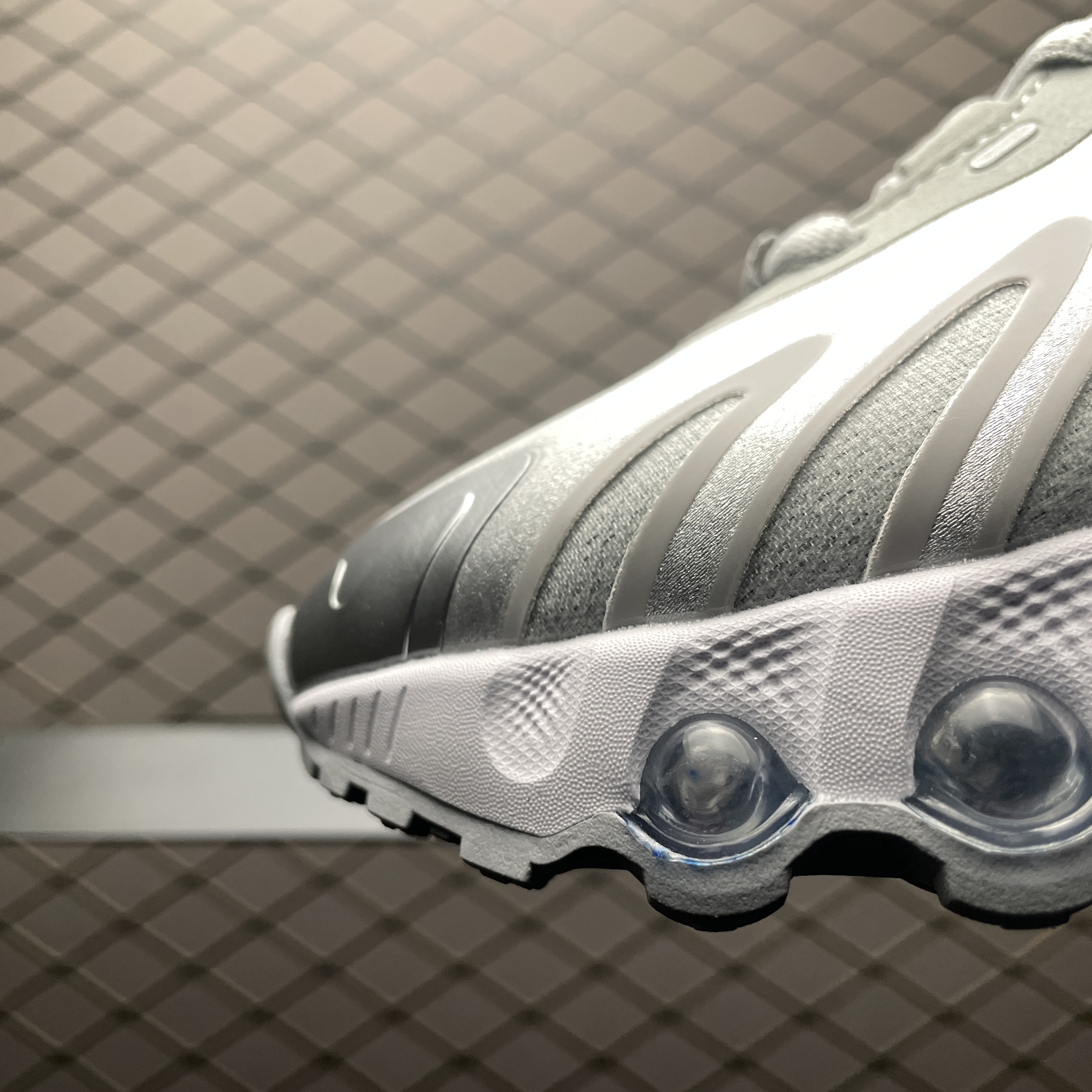 Nike Air Max DN8 "Wolf Grey/Off White/Off White/Metallic Silver"（HF5509-001）