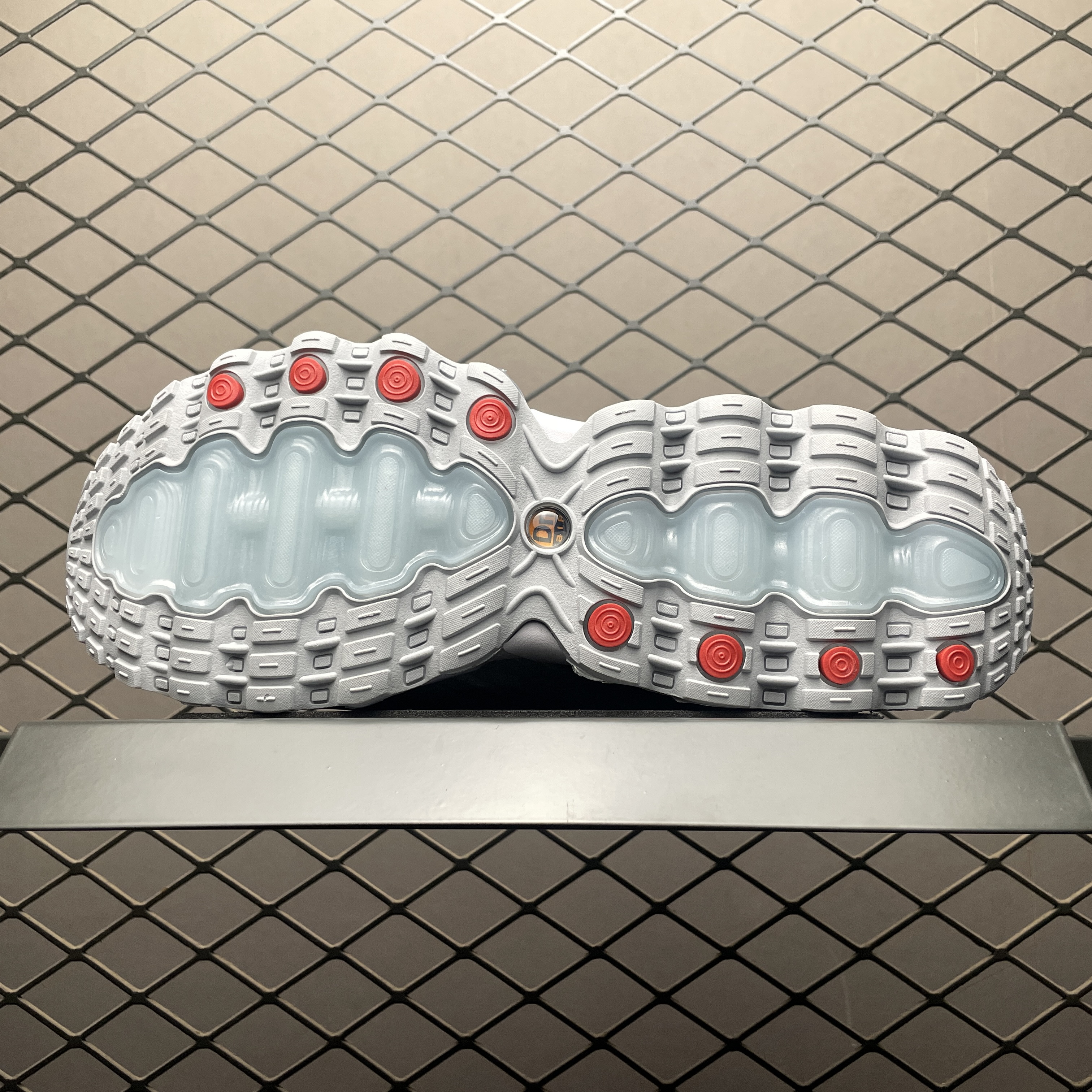 Nike Air Max DN8 "Wolf Grey/Off White/Off White/Metallic Silver"（HF5509-001）