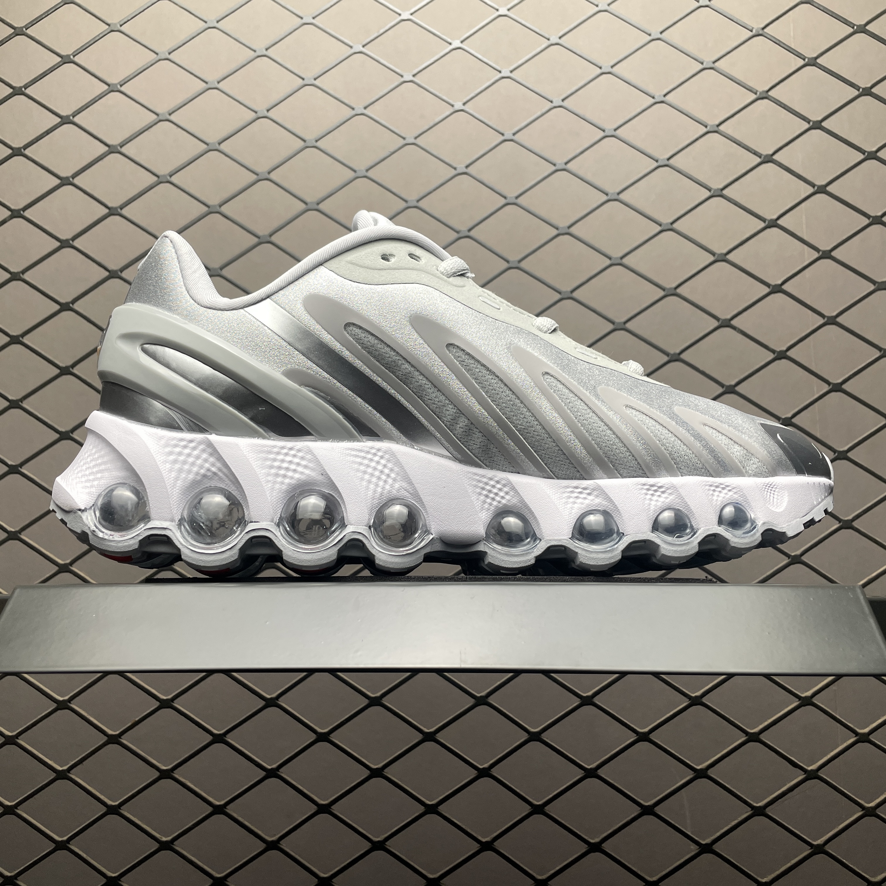 Nike Air Max DN8 "Wolf Grey/Off White/Off White/Metallic Silver"（HF5509-001）