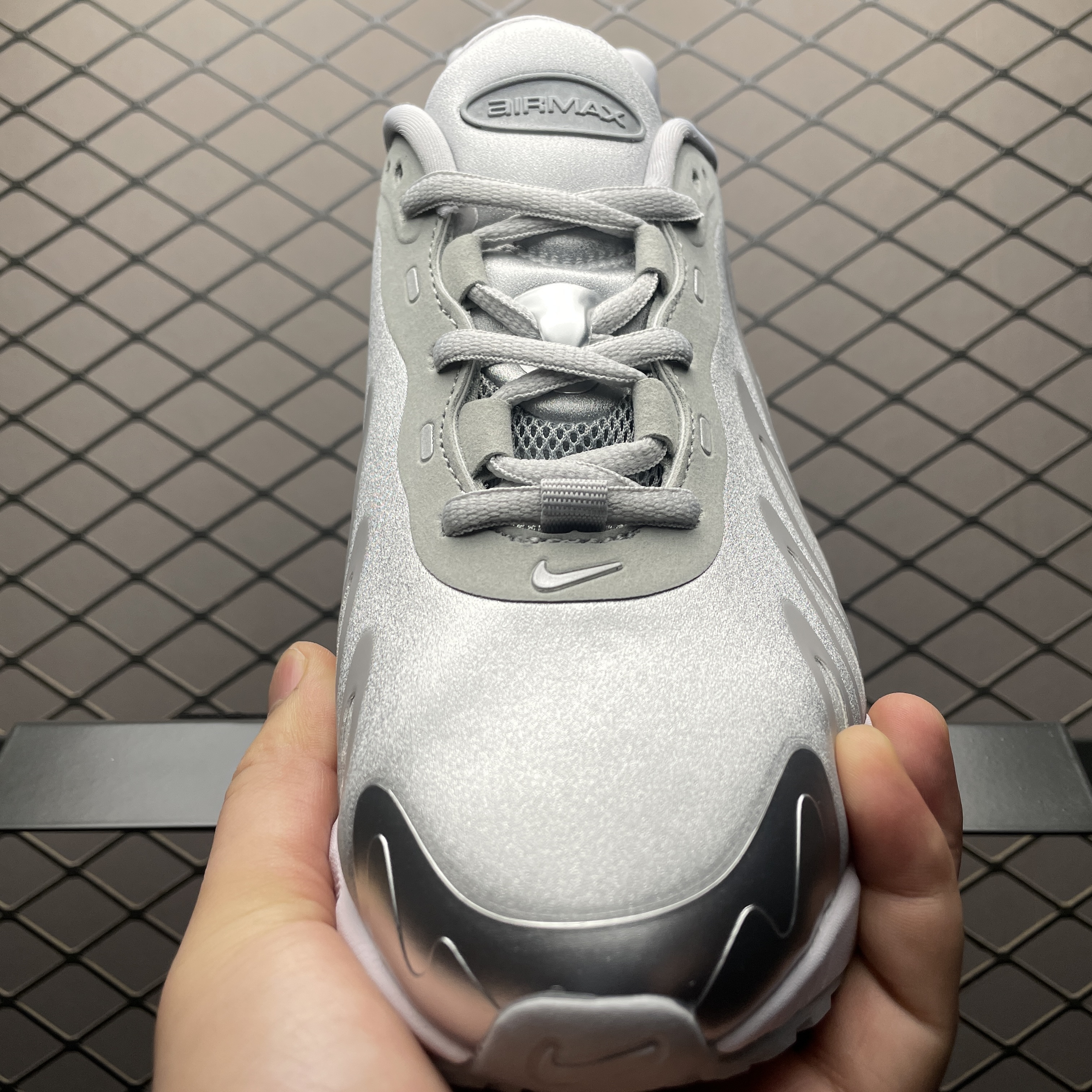 Nike Air Max DN8 "Wolf Grey/Off White/Off White/Metallic Silver"（HF5509-001）