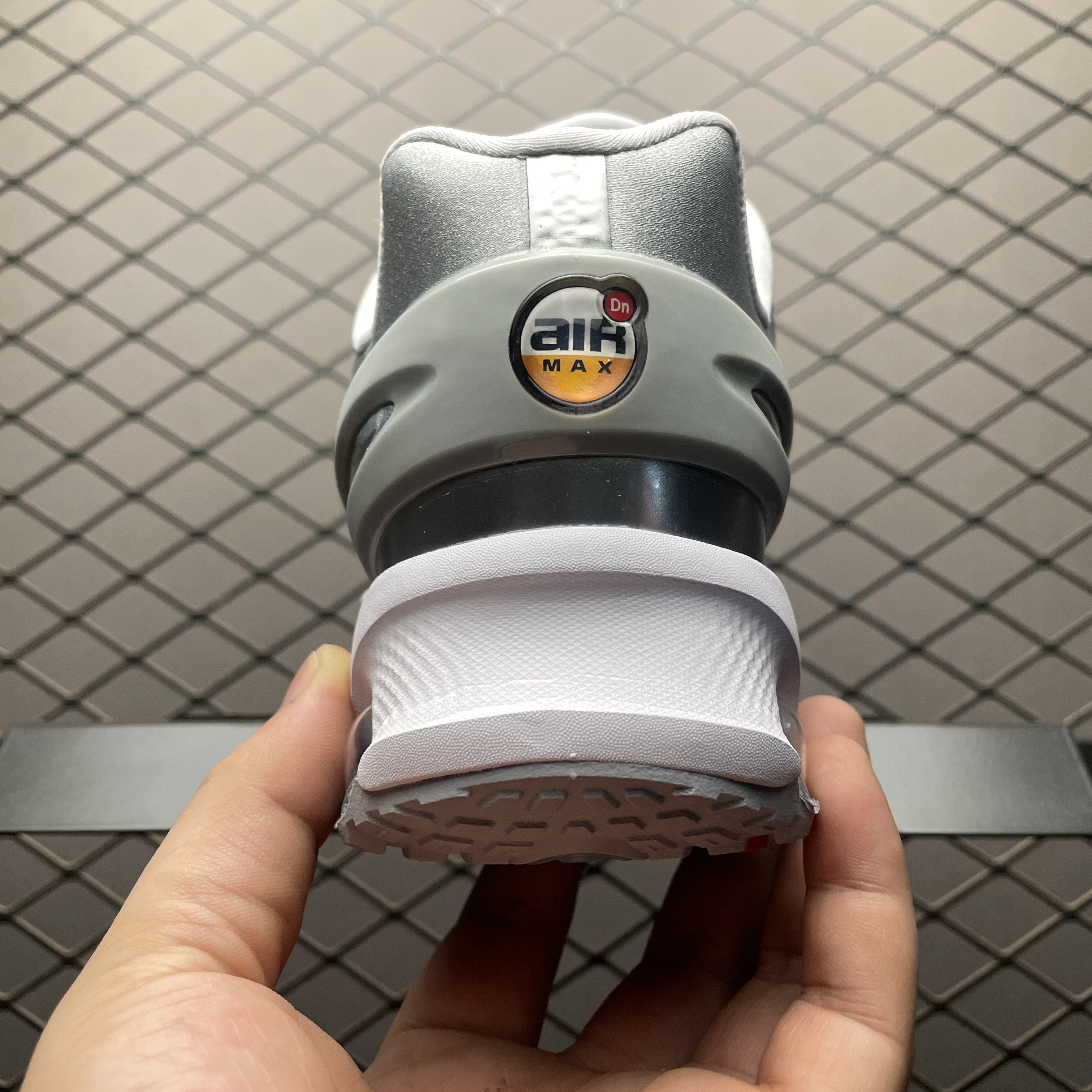 Nike Air Max DN8 "Wolf Grey/Off White/Off White/Metallic Silver"（HF5509-001）