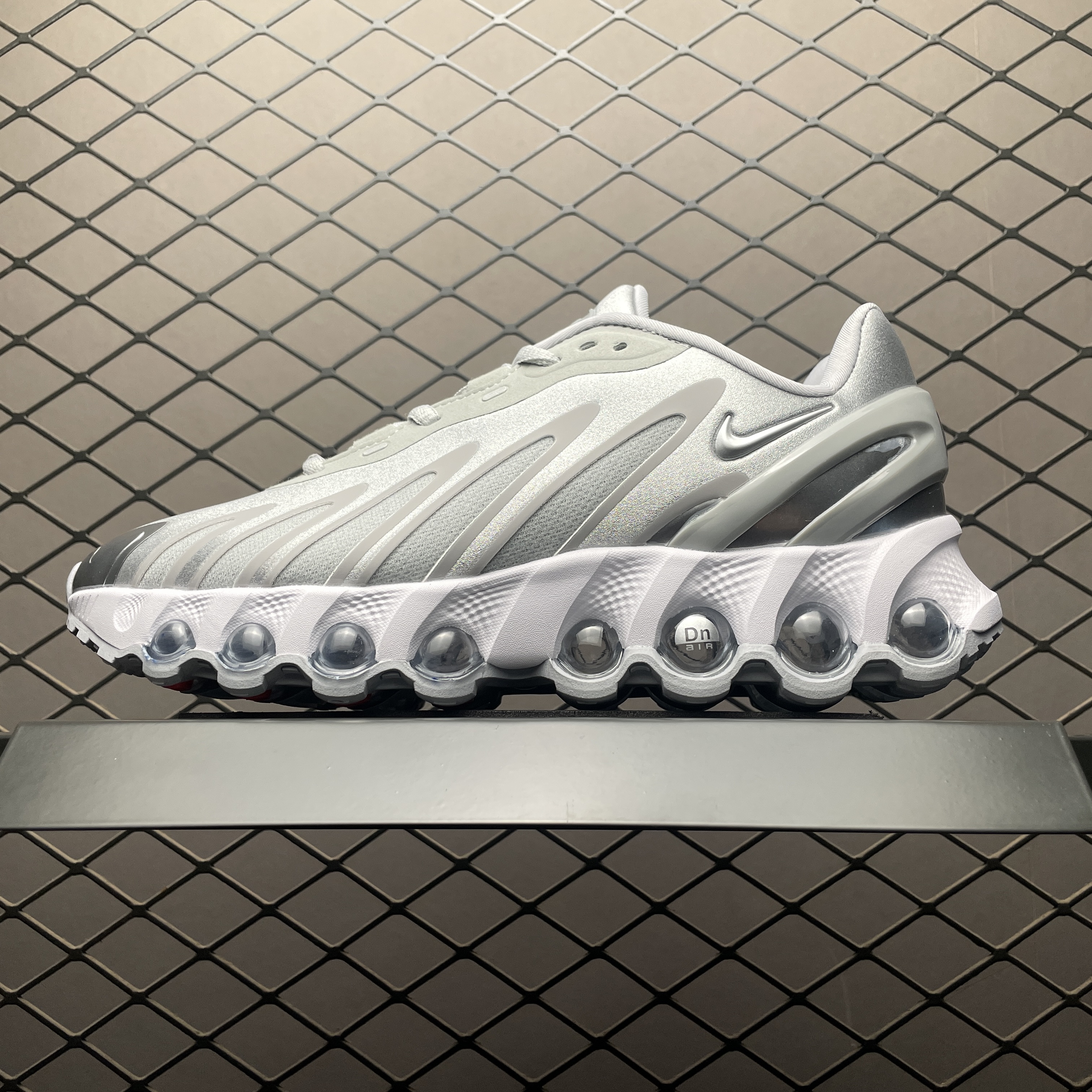 Nike Air Max DN8 "Wolf Grey/Off White/Off White/Metallic Silver"（HF5509-001）