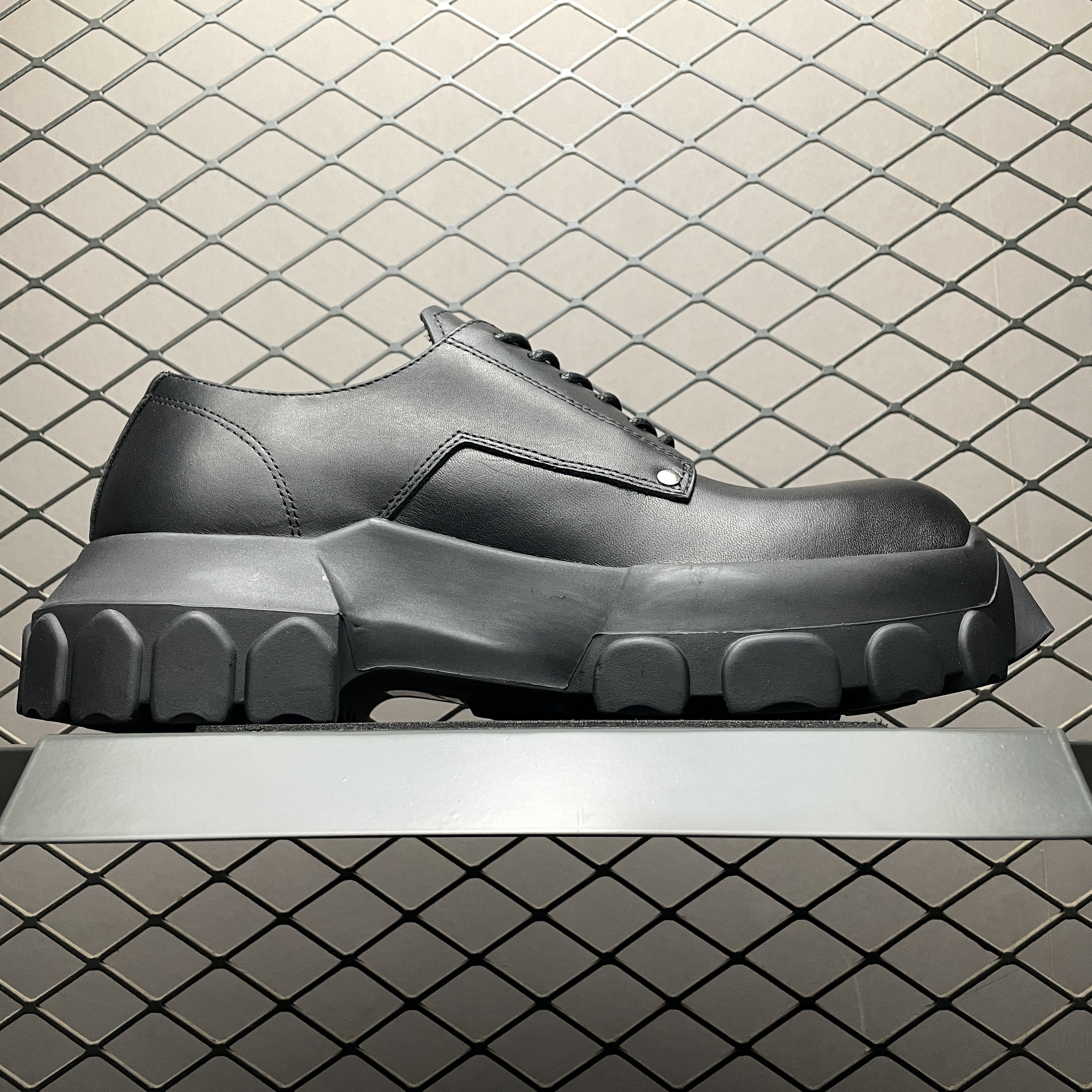 Rick Owens Lace Up Bozo Tractor Lace Up Shoes In Black Leather (RU01D3884LGE99)