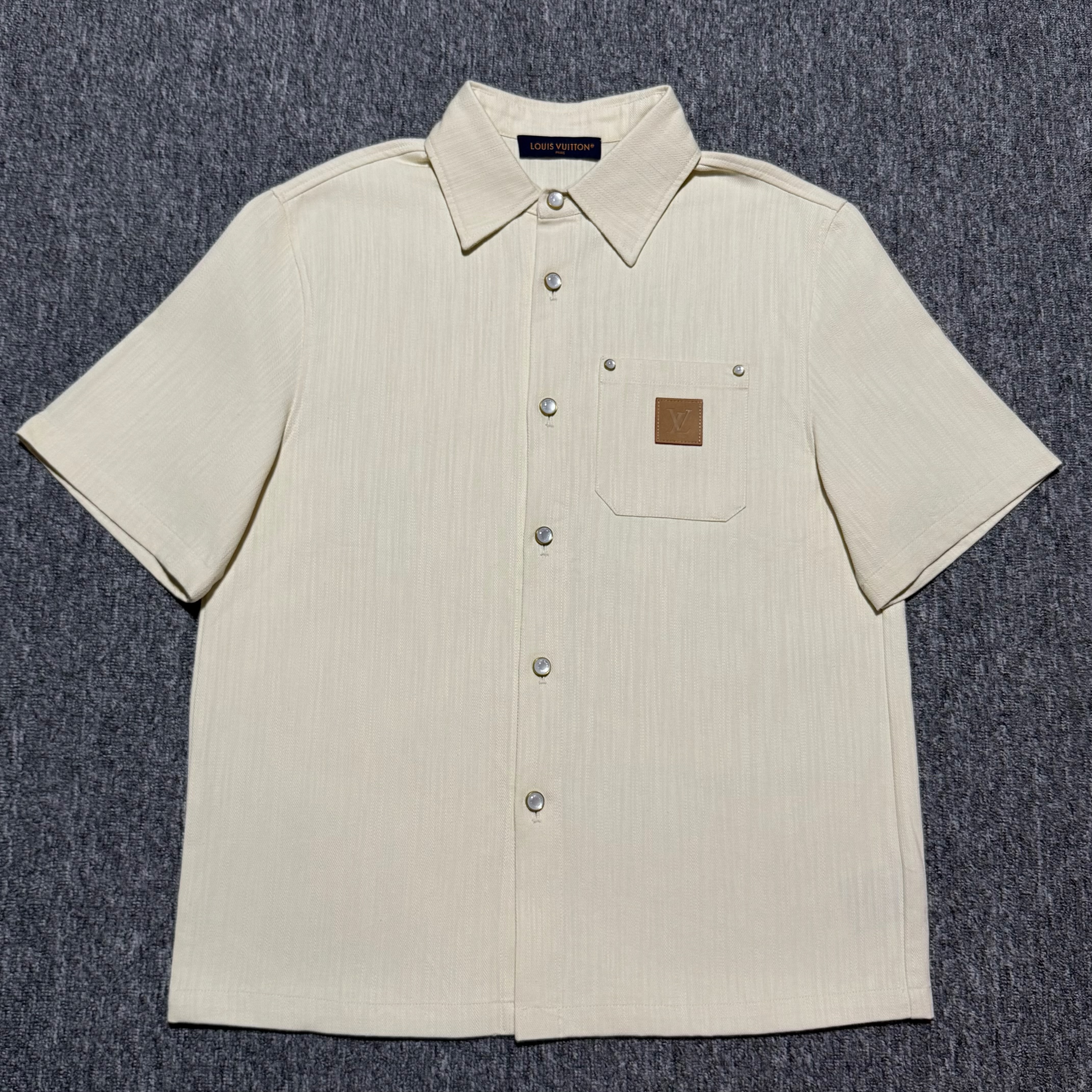 Louis Vuitton silk-blend short-sleeved shirt（1AHCHW）
