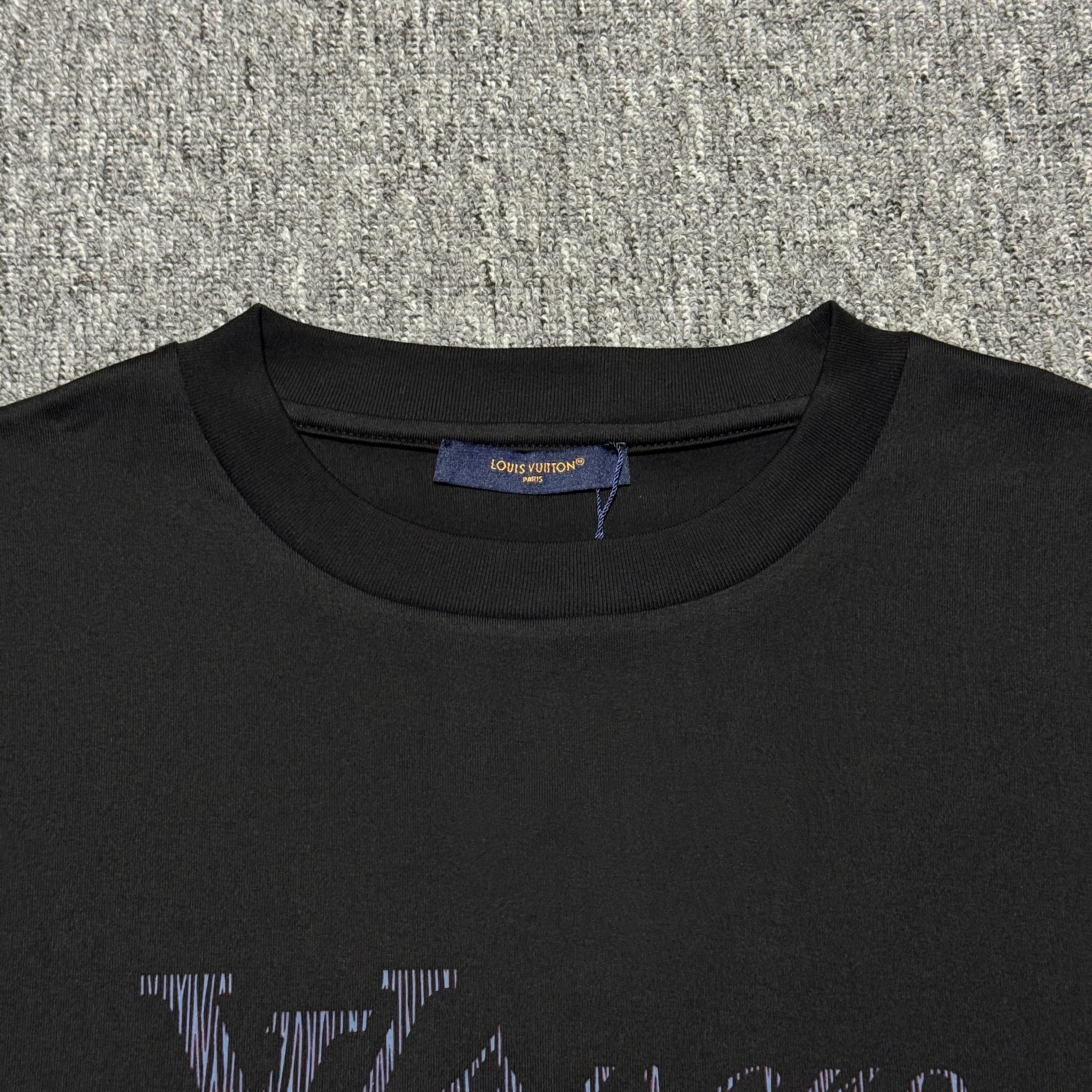 Louis Vuitton Men's Iridescent LV Vers T-Shirt "Noir"（1AGTSB）