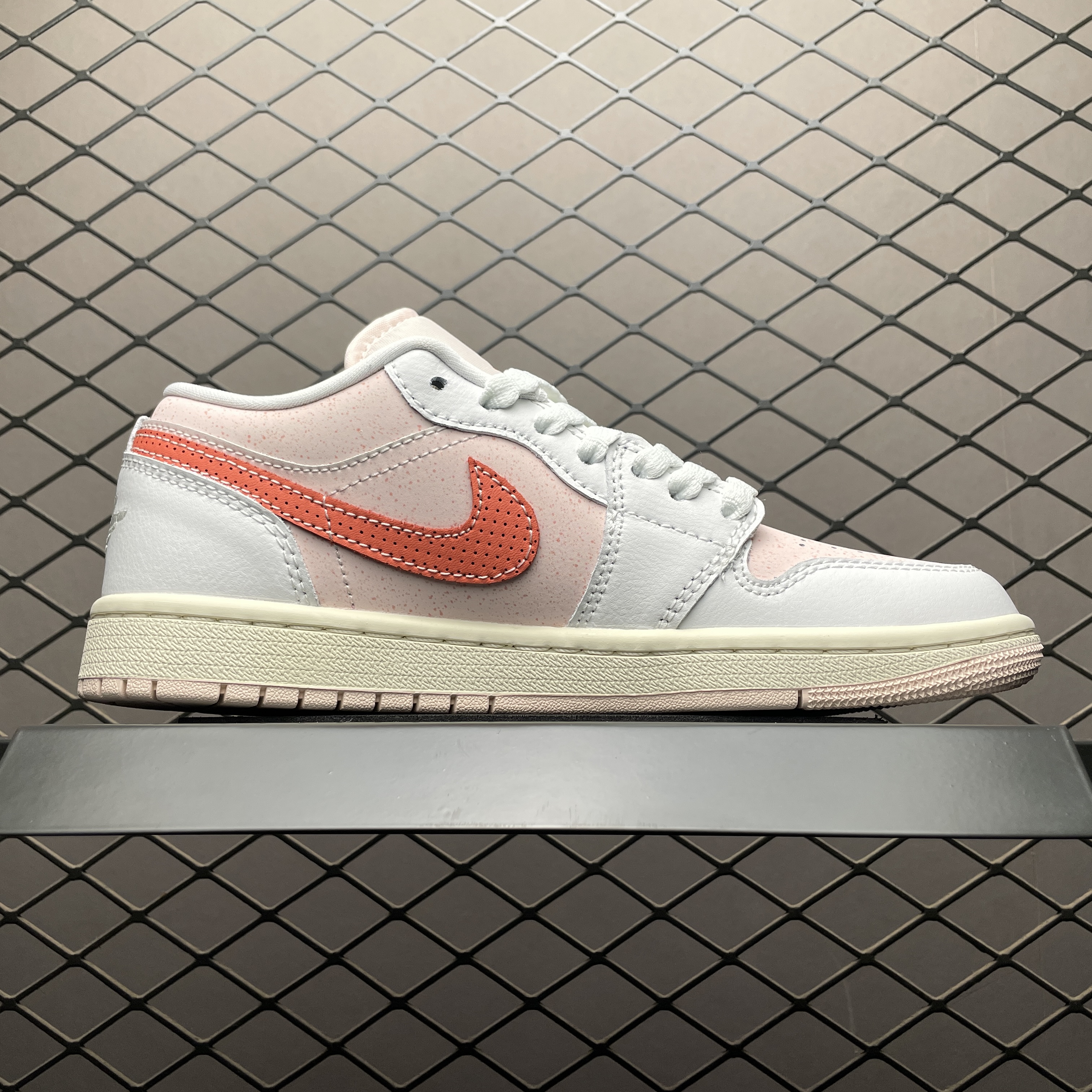 Nike Women's Air Jordan 1 Low SE "Strawberry Milkshake"（IB8156-133/HQ2593-601）