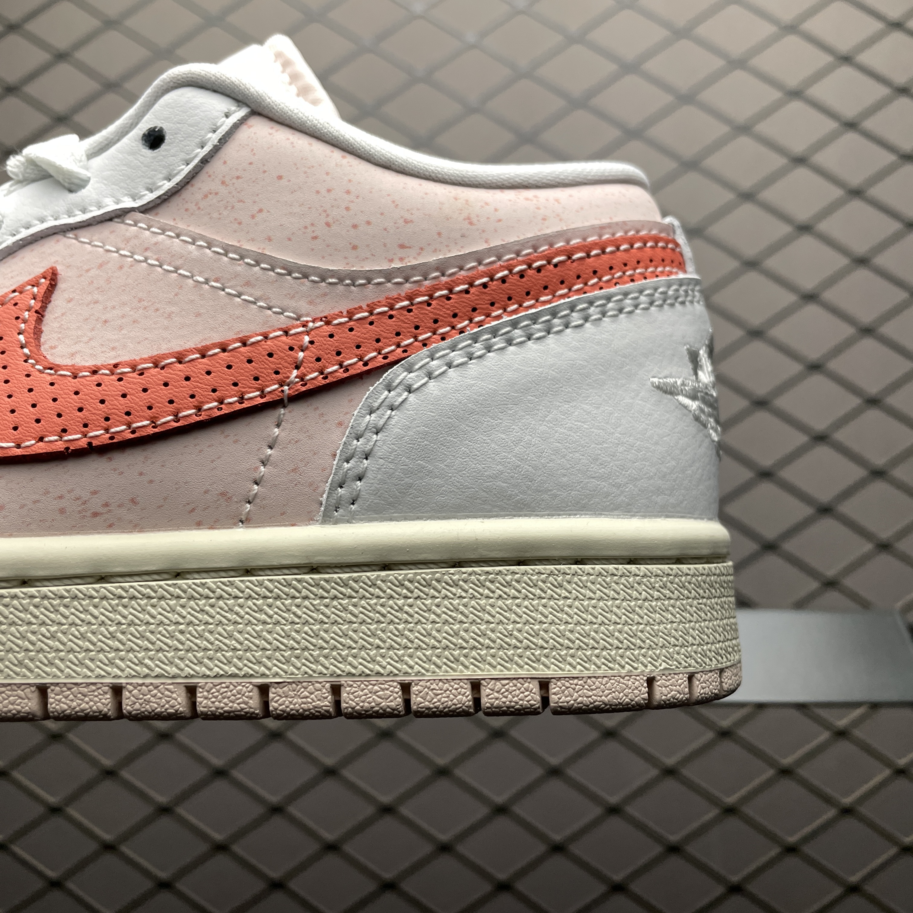 Nike Women's Air Jordan 1 Low SE "Strawberry Milkshake"（IB8156-133/HQ2593-601）