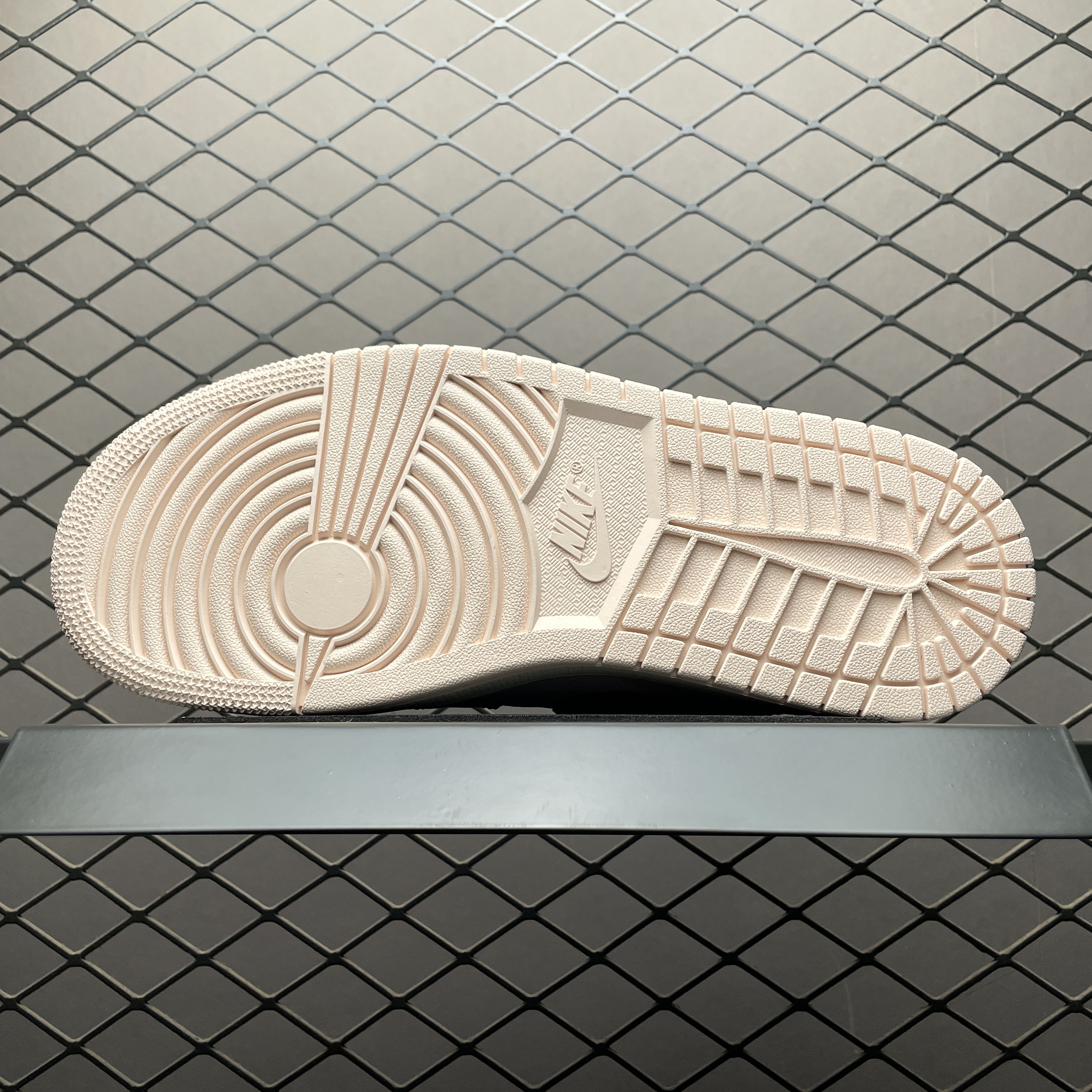 Nike Women's Air Jordan 1 Low SE "Strawberry Milkshake"（IB8156-133/HQ2593-601）