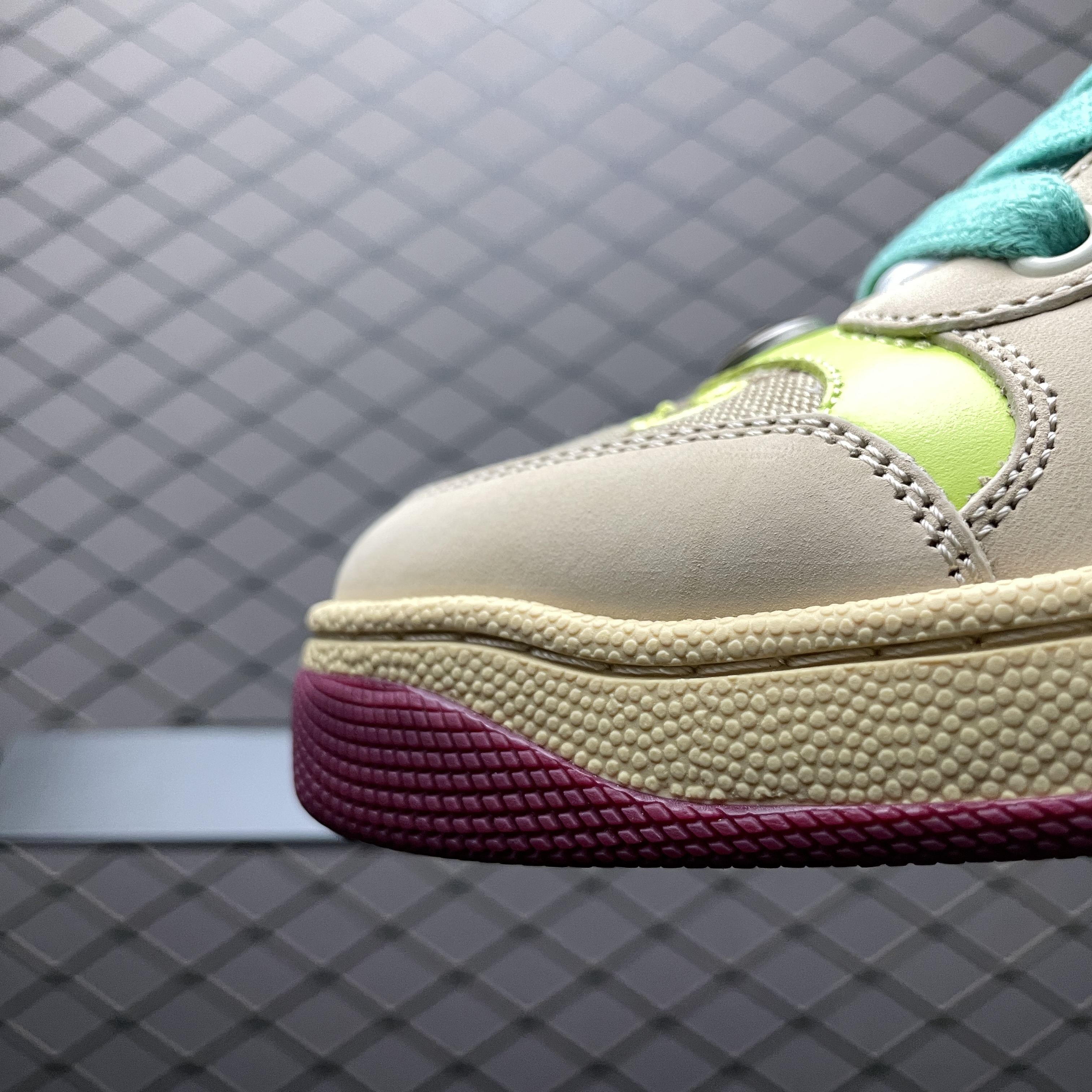 GUCCI SCREENER SNEAKER（8388739SFR02544）