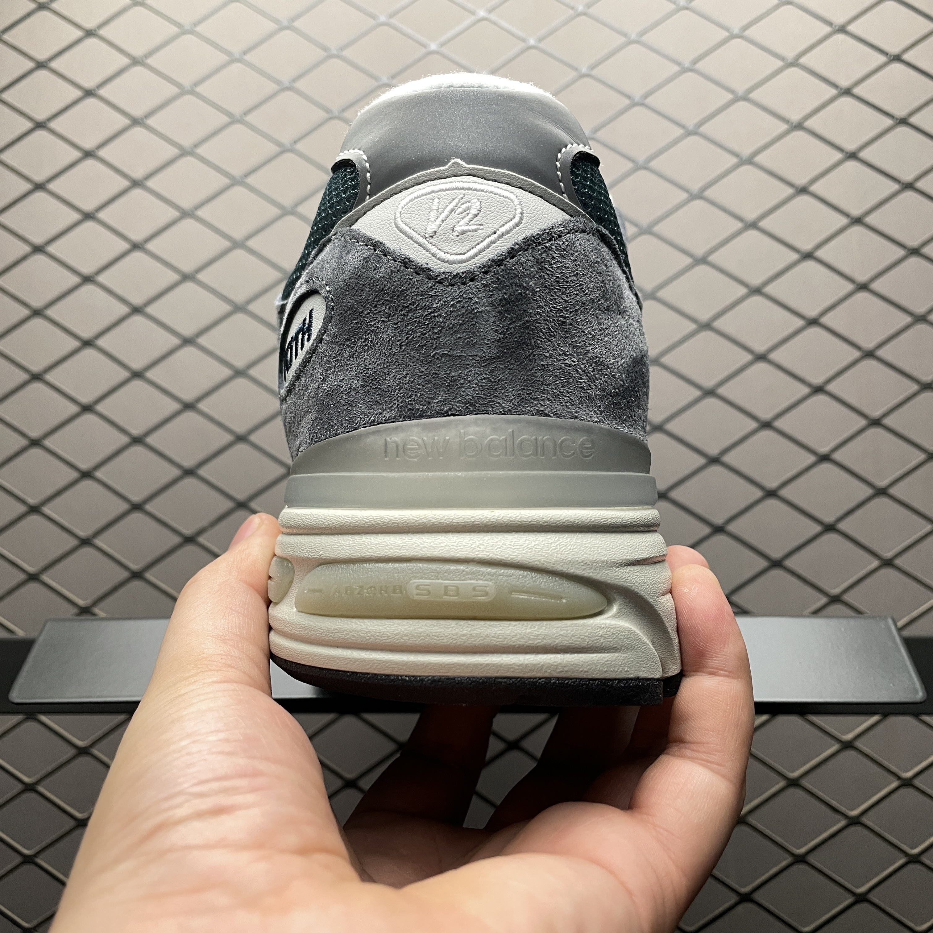 KITH × New Balance 991V2 "Asphalt/Lead/Oyster Mushroom"(U991KH2)