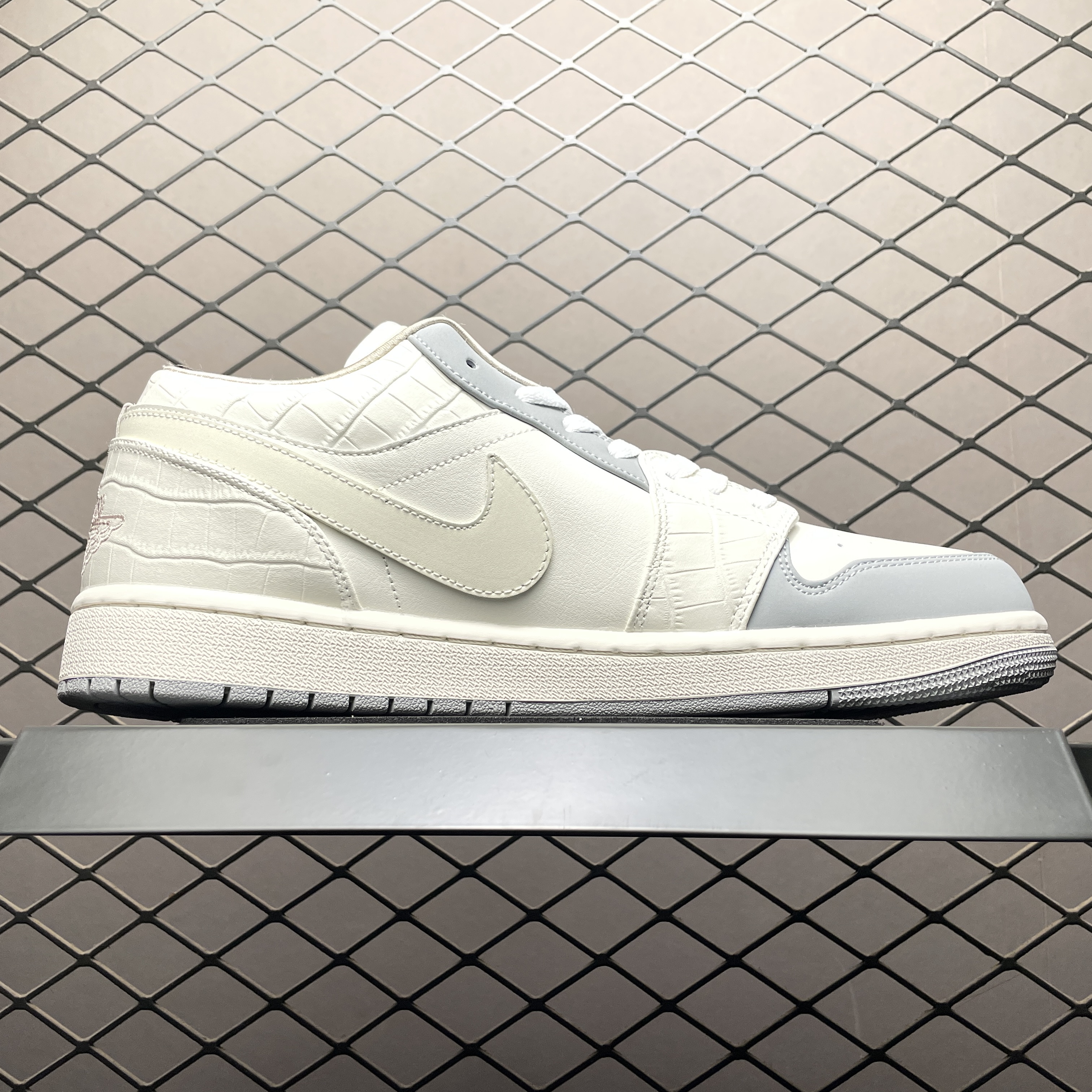 Nike Women's Air Jordan 1 Low "Turquoise Gemstones"（IH7323-100）