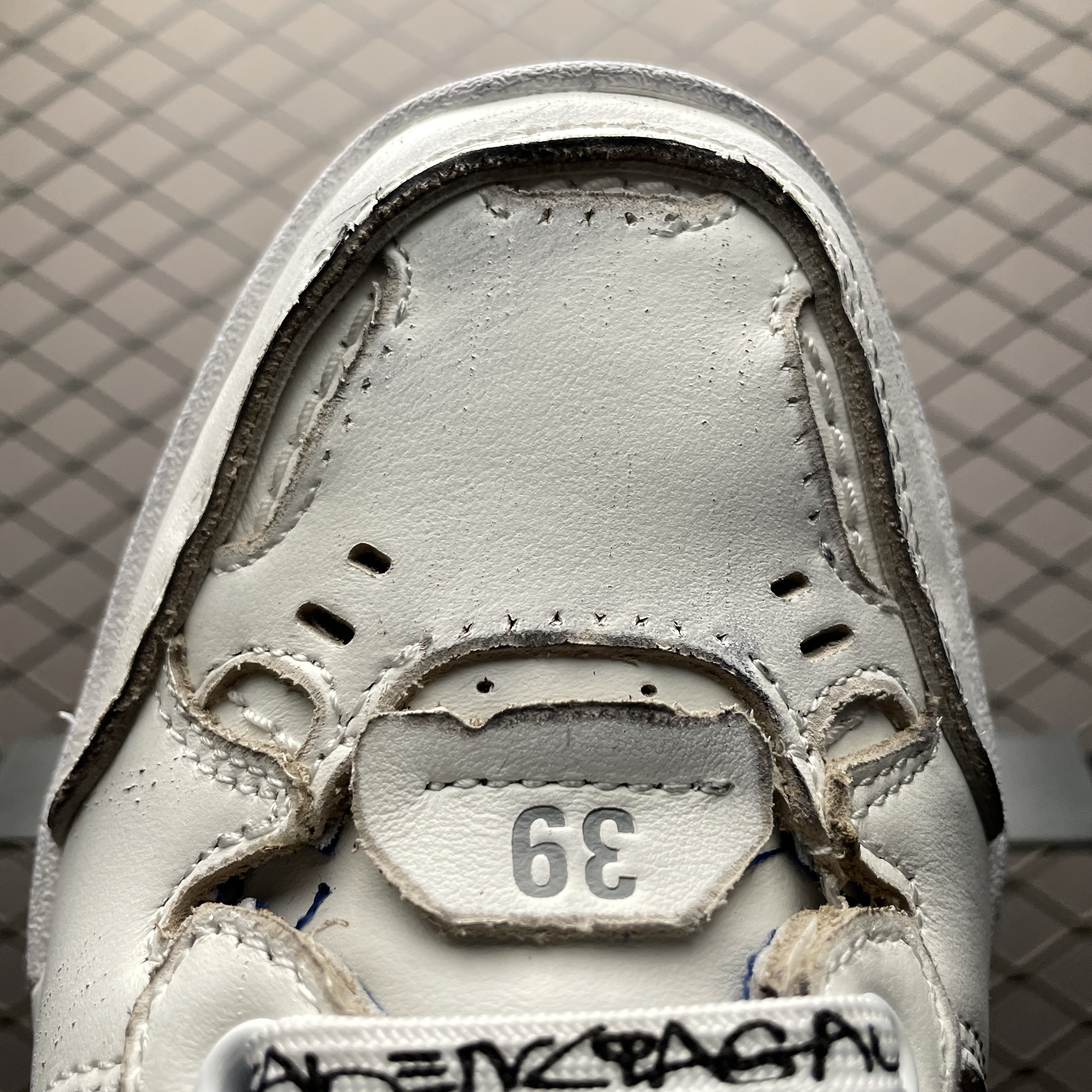 BALENCIAGA Men's Hamptons Worn-out Sneaker（841765WCURB9141）