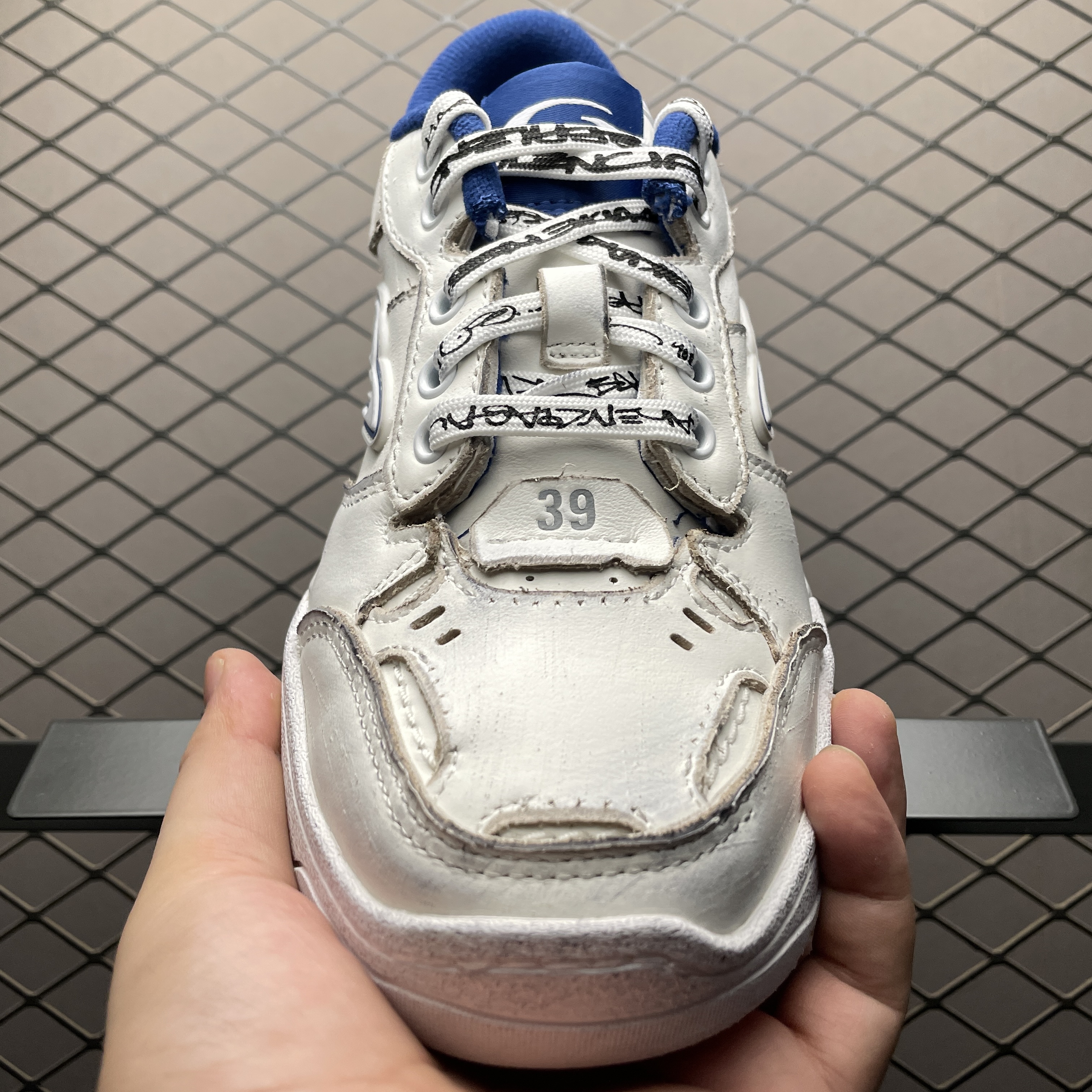 BALENCIAGA Men's Hamptons Worn-out Sneaker（841765WCURB9141）