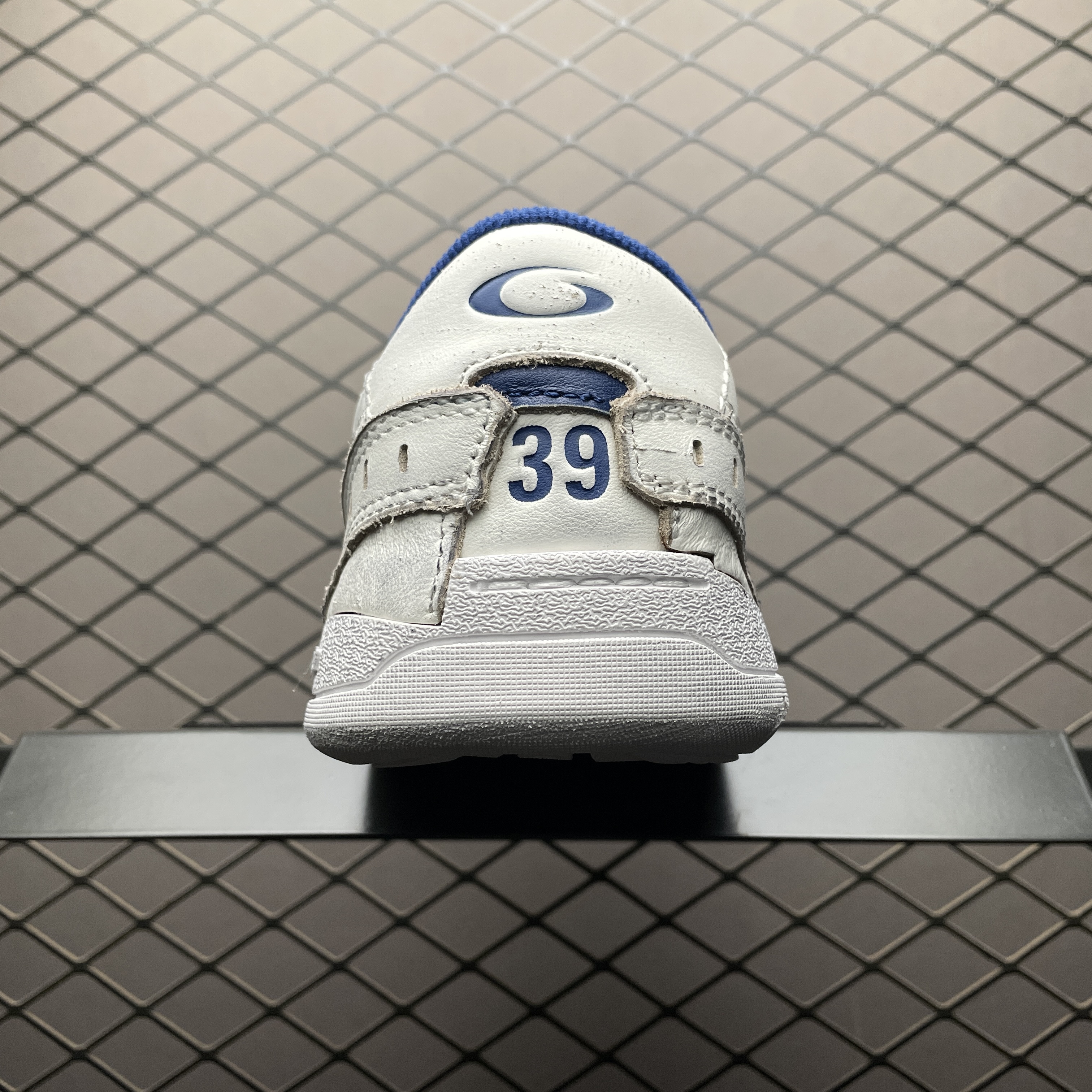 BALENCIAGA Men's Hamptons Worn-out Sneaker（841765WCURB9141）