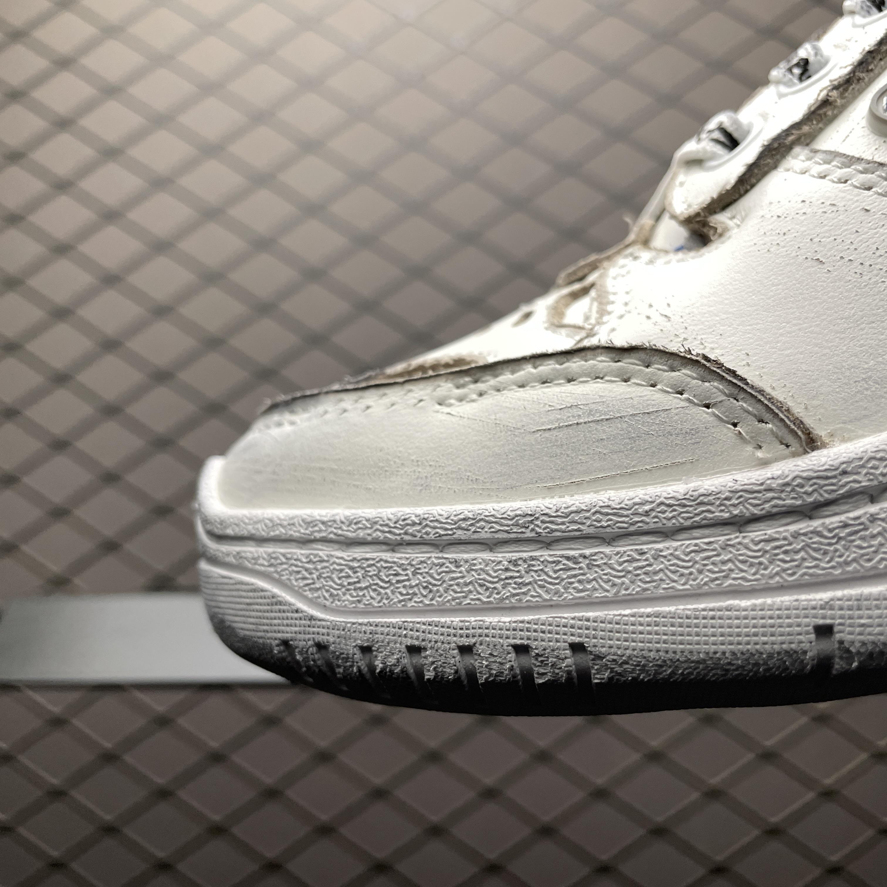 BALENCIAGA Men's Hamptons Worn-out Sneaker（841765WCURB9141）