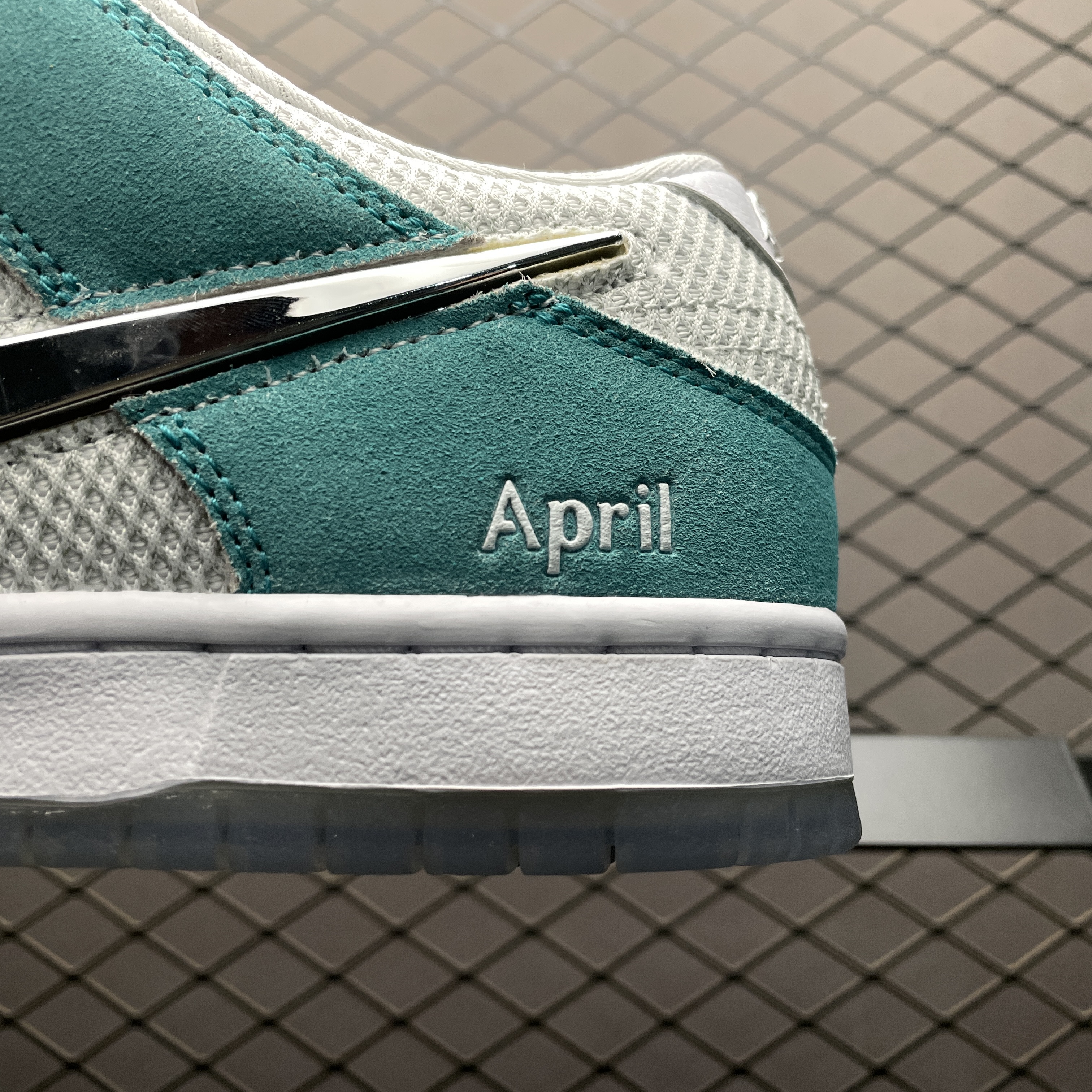 April Skateboards x NK SB Dunk Low（FD2562-400）