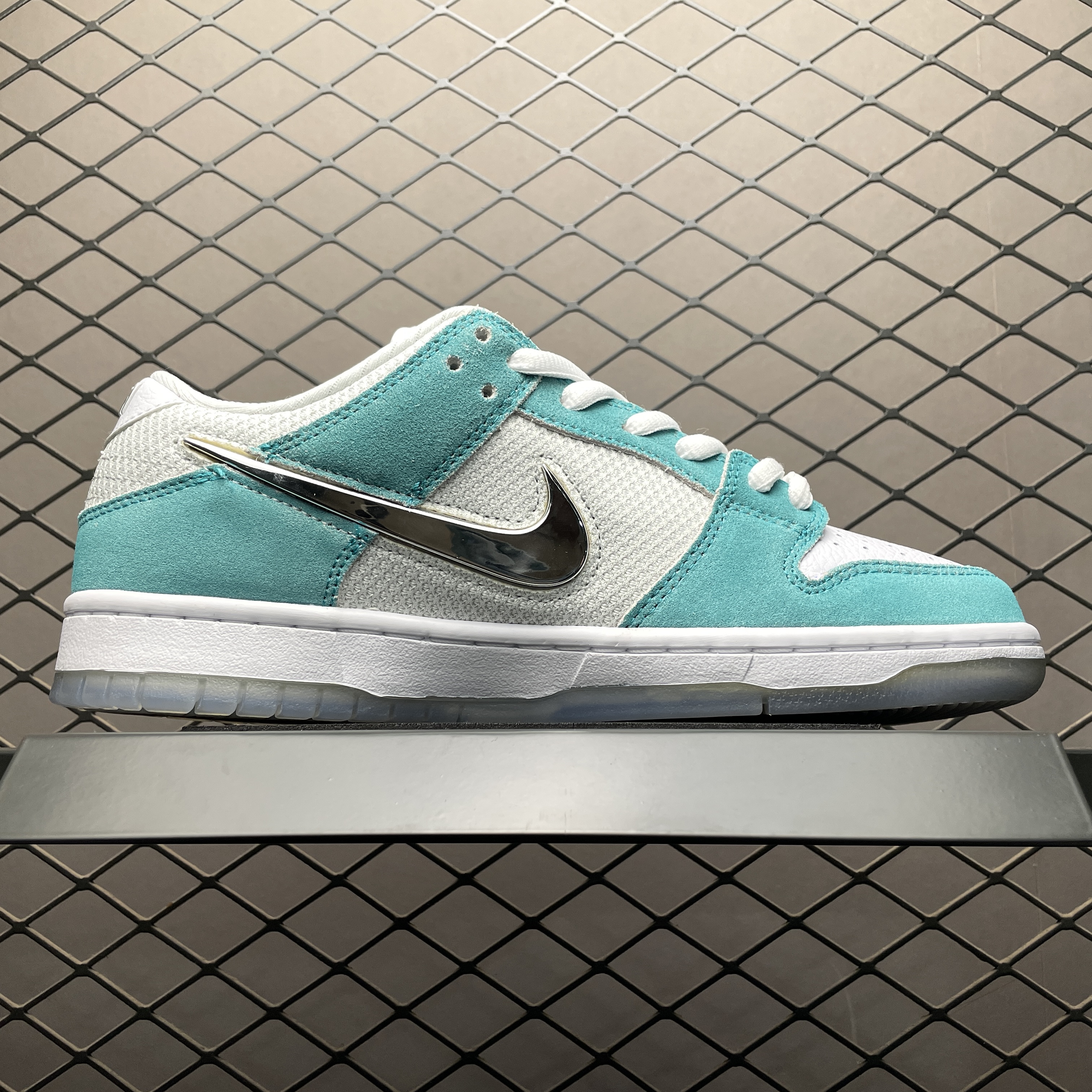 April Skateboards x NK SB Dunk Low（FD2562-400）
