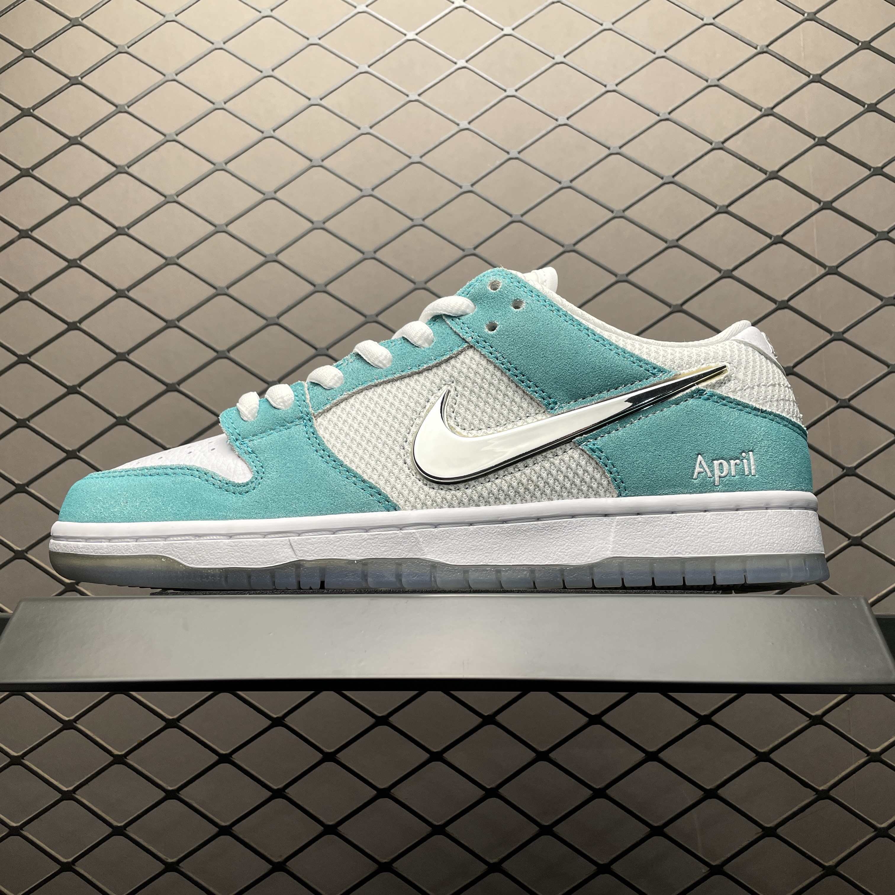 April Skateboards x NK SB Dunk Low（FD2562-400）